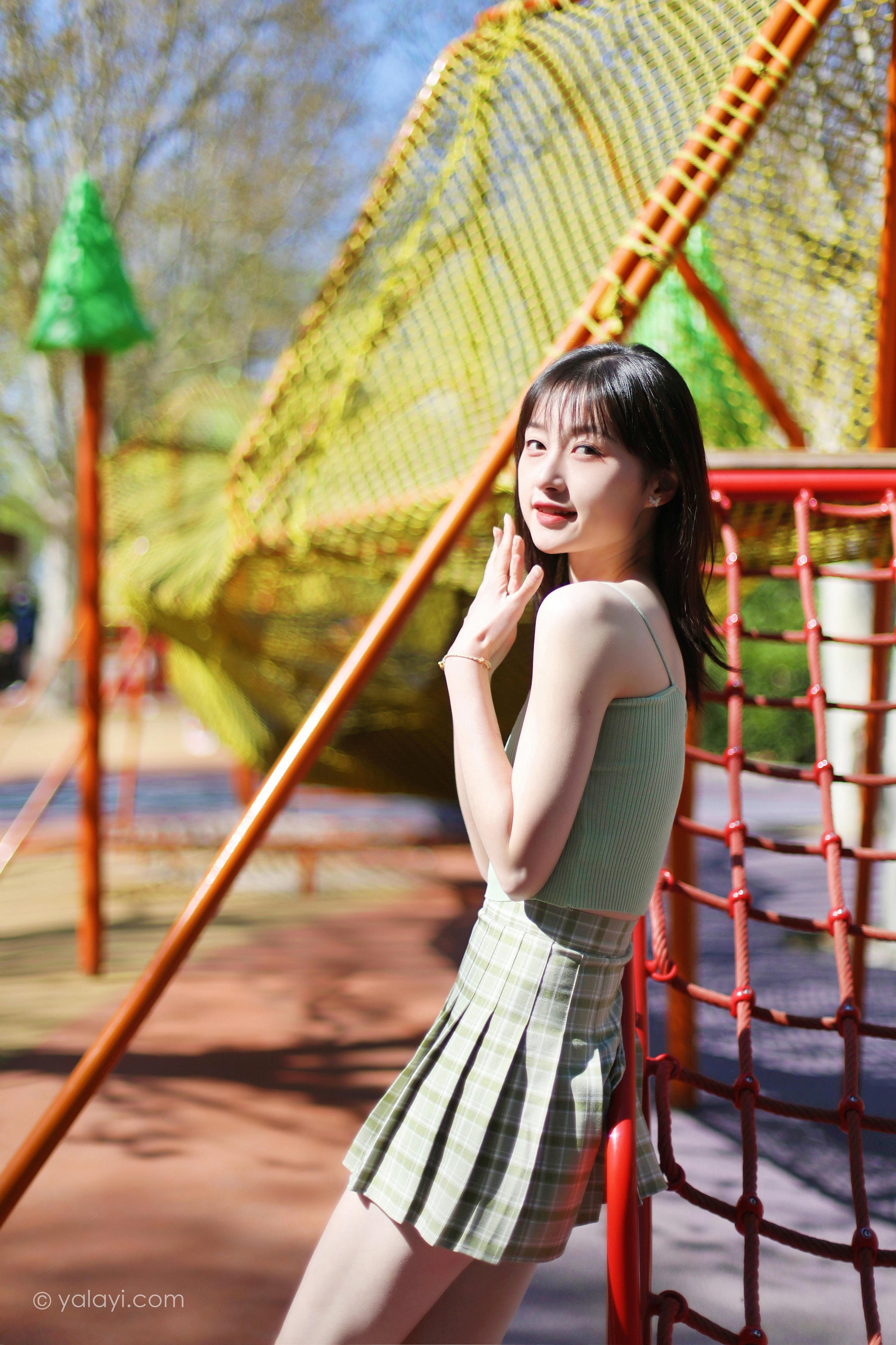 [YALAYI雅拉伊]2022.04.23 春柔 京京 性感小背心加格子短裙清纯写真集第1张