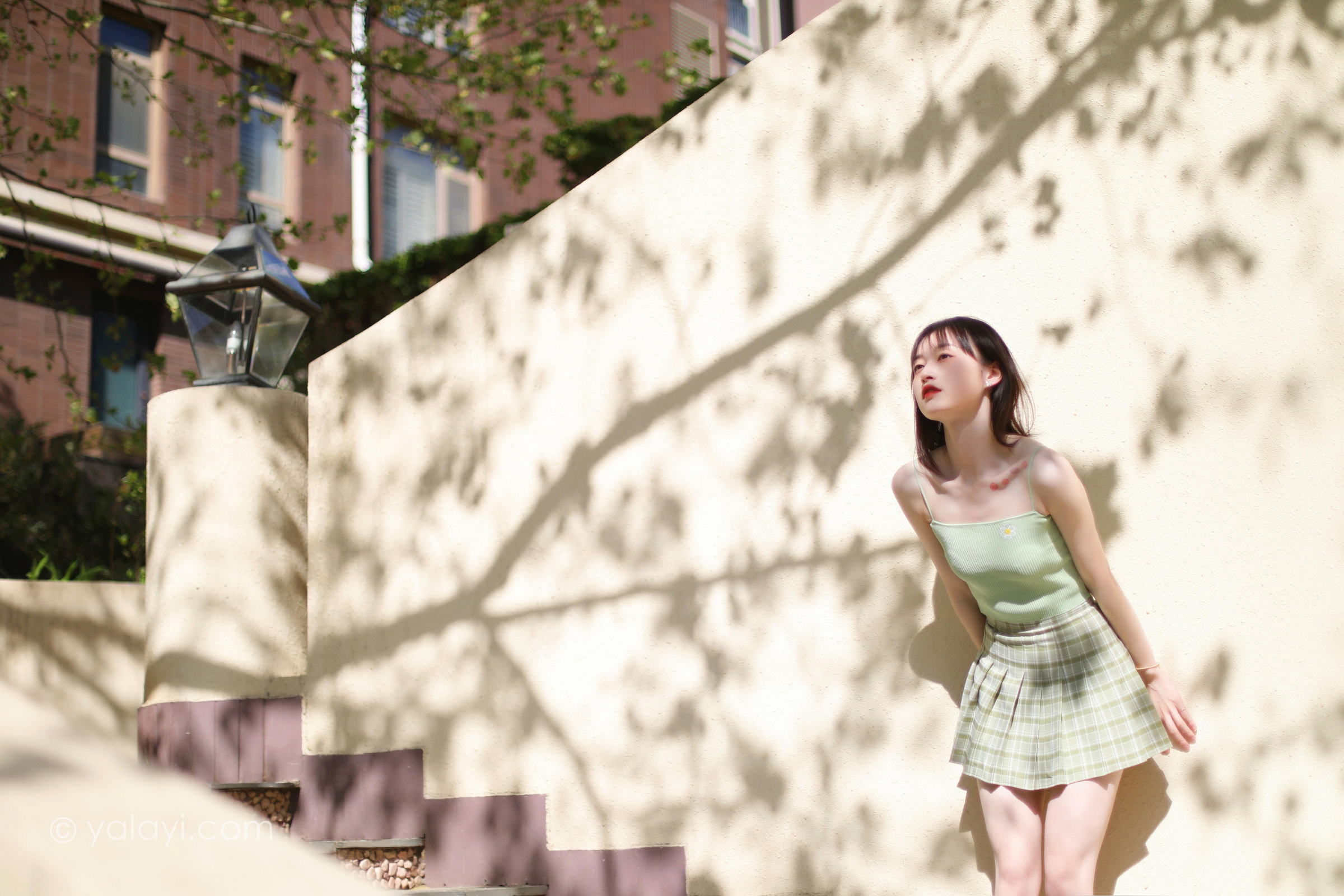 [YALAYI雅拉伊]2022.04.23 春柔 京京 性感小背心加格子短裙清纯写真集第12张