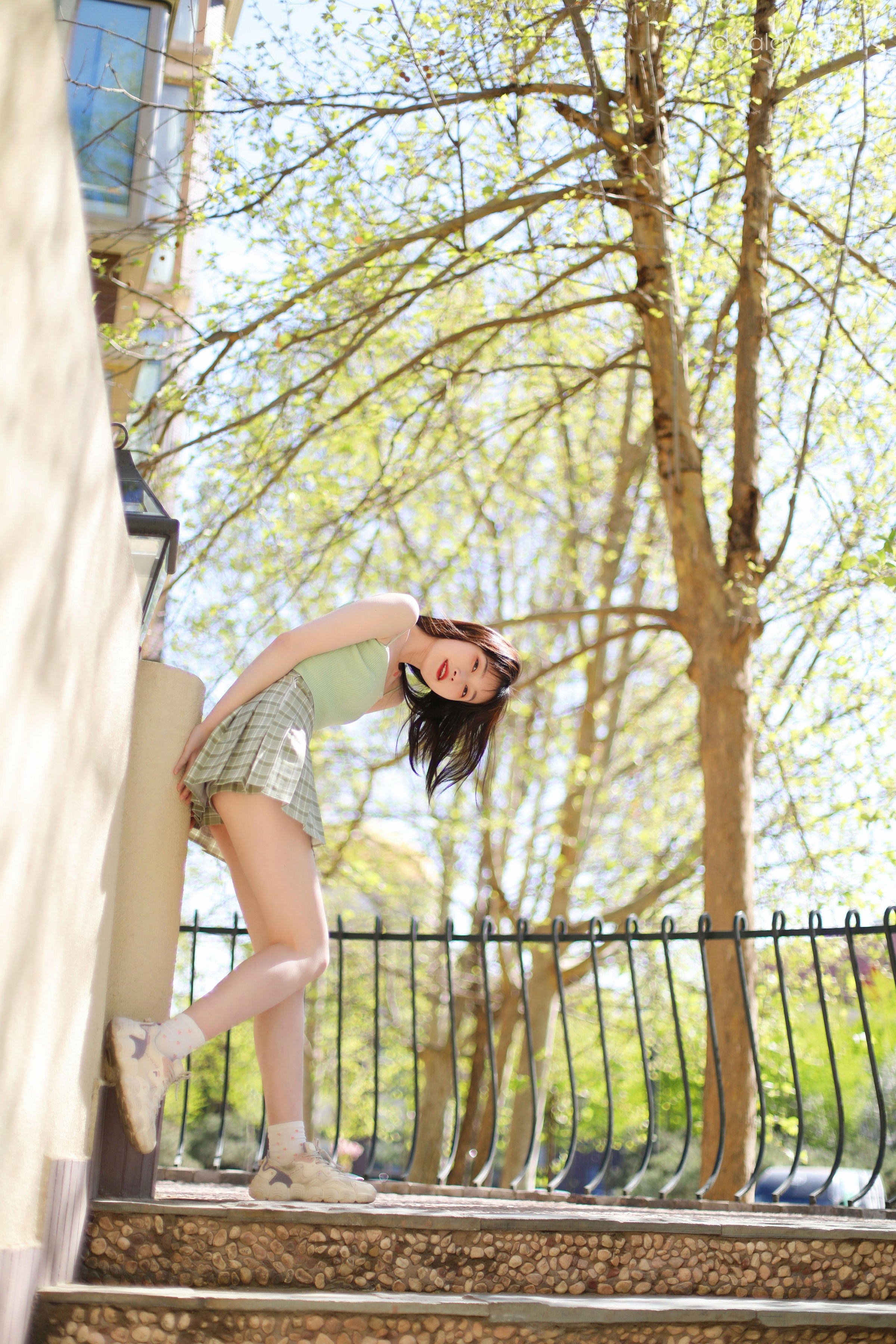 [YALAYI雅拉伊]2022.04.23 春柔 京京 性感小背心加格子短裙清纯写真集第4张