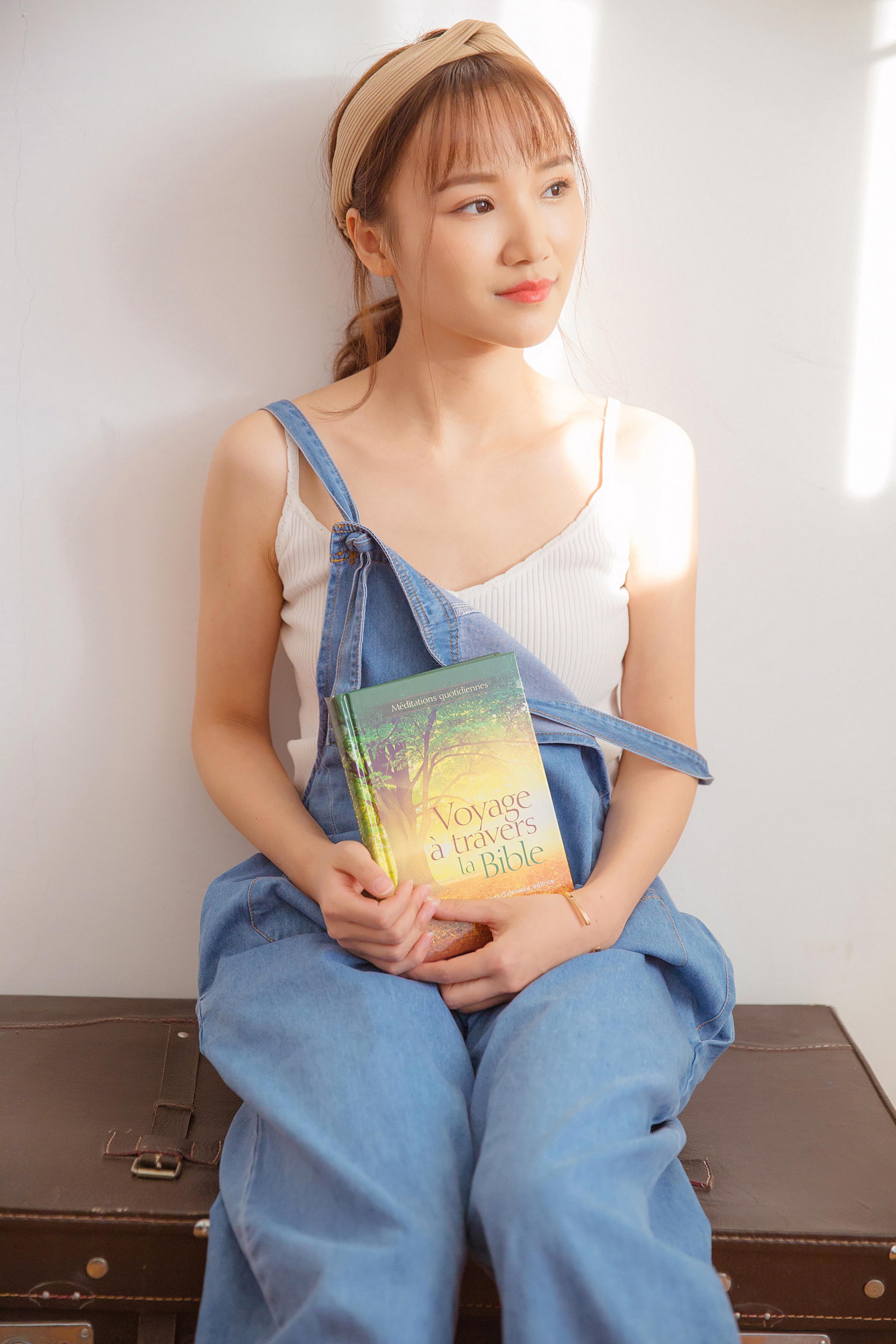 [YALAYI雅拉伊]2022.05.20 飒爽女生 灰色背带牛仔裤加白色性感小背心清纯写真集第7张