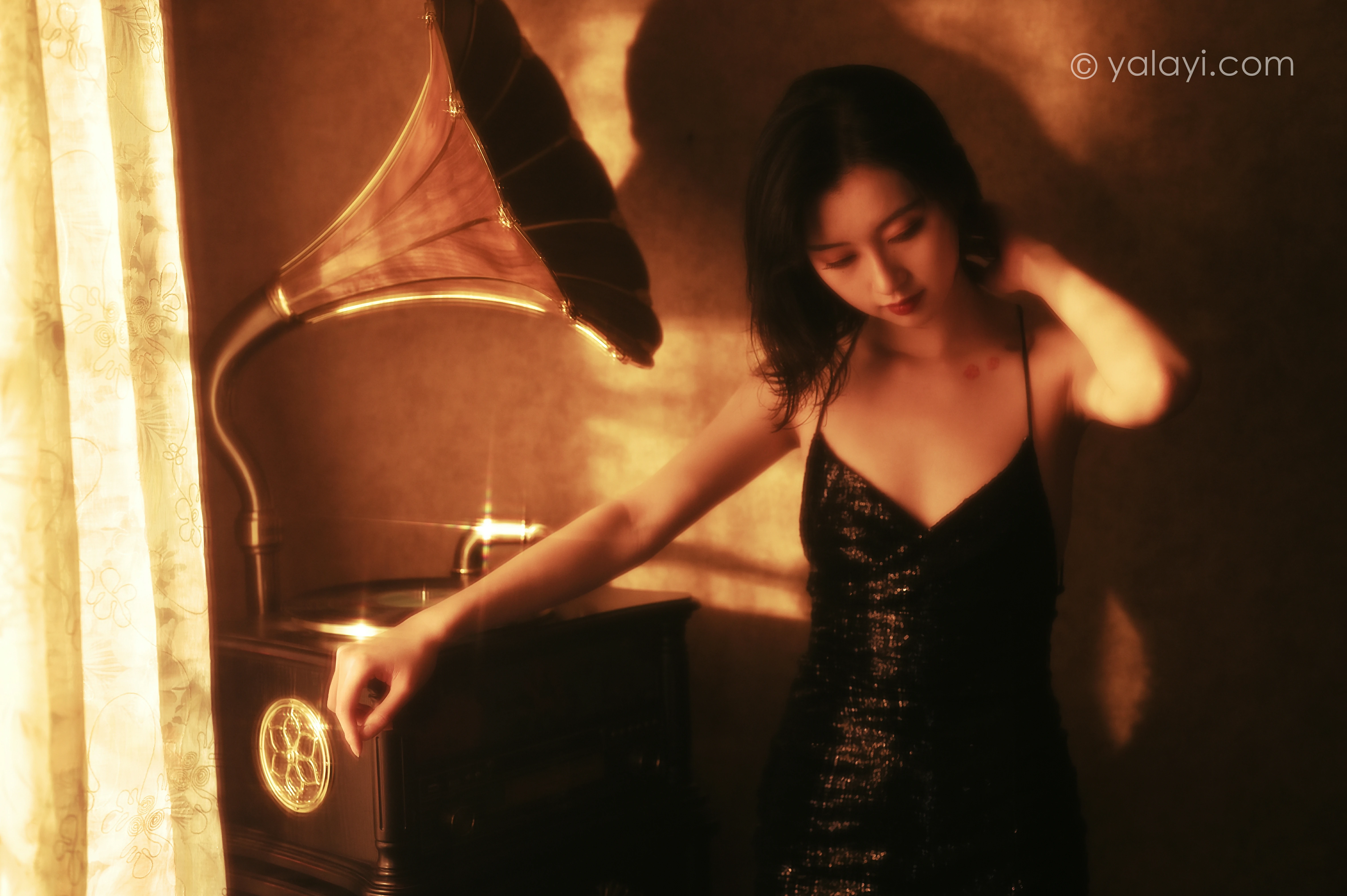 [YALAYI雅拉伊]NO.756 流金岁月 京京 黑色紧身吊带裸背连衣裙性感写真集第2张