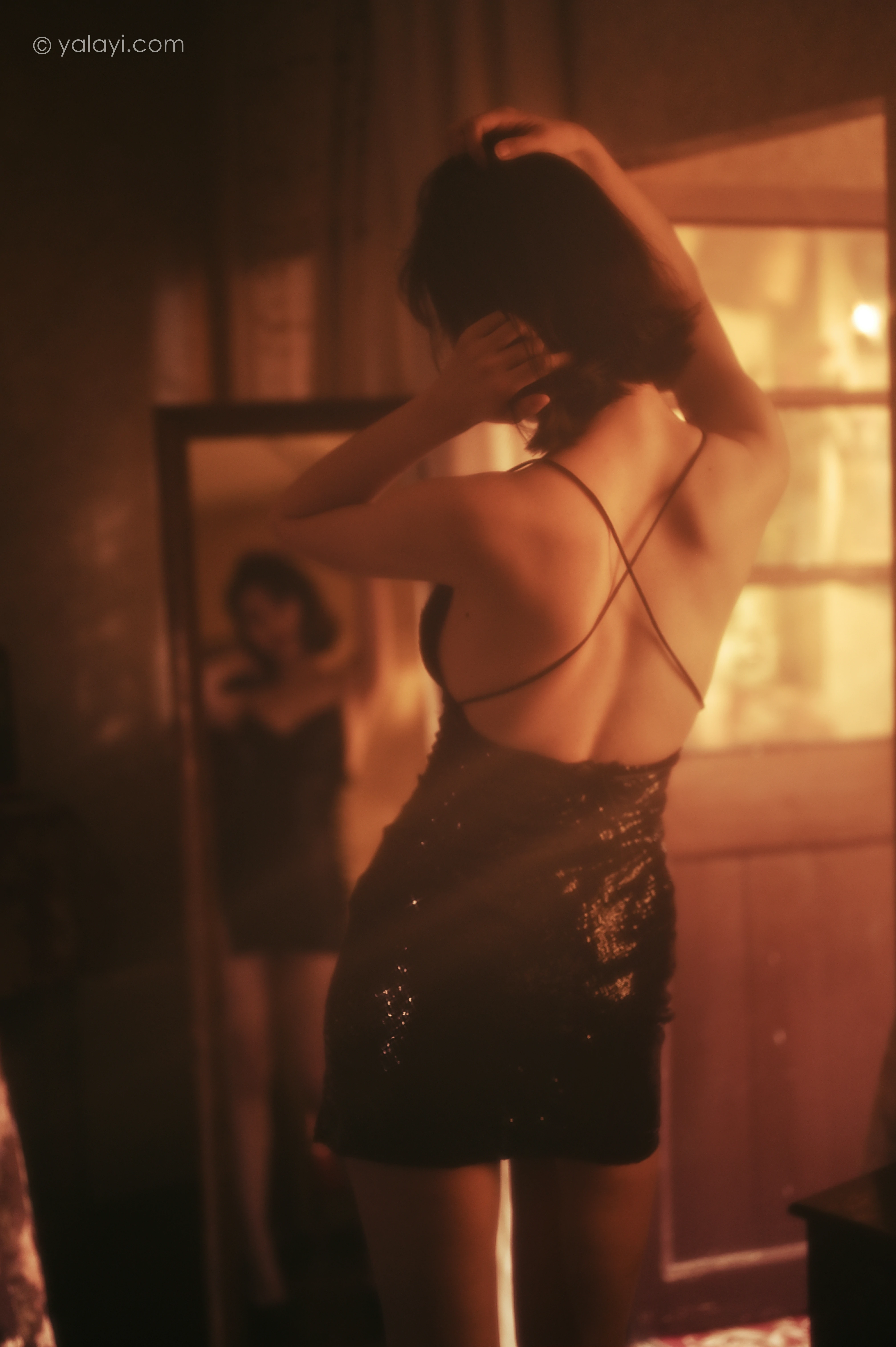 [YALAYI雅拉伊]NO.756 流金岁月 京京 黑色紧身吊带裸背连衣裙性感写真集第7张