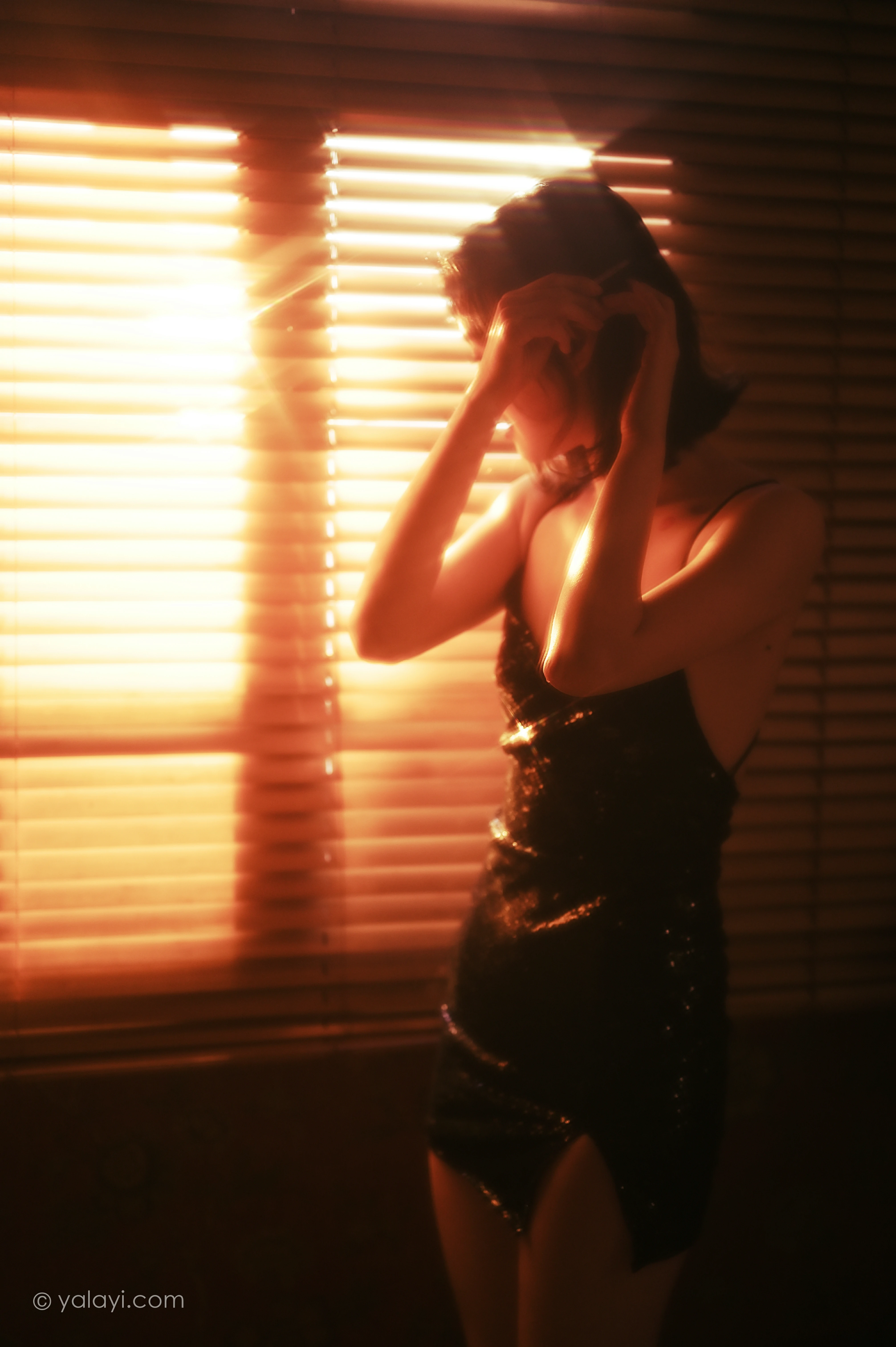 [YALAYI雅拉伊]NO.756 流金岁月 京京 黑色紧身吊带裸背连衣裙性感写真集第9张