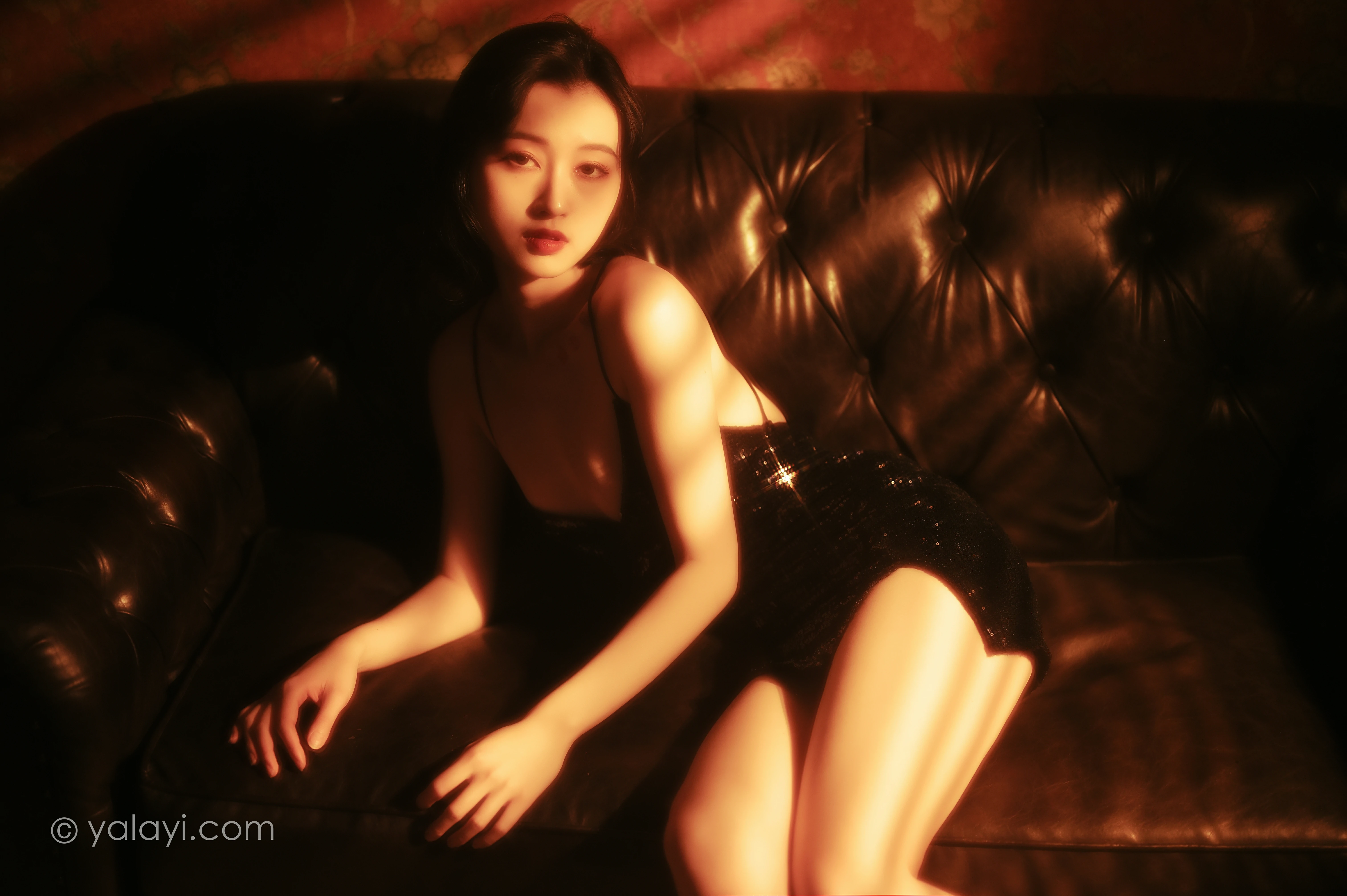 [YALAYI雅拉伊]NO.756 流金岁月 京京 黑色紧身吊带裸背连衣裙性感写真集第15张