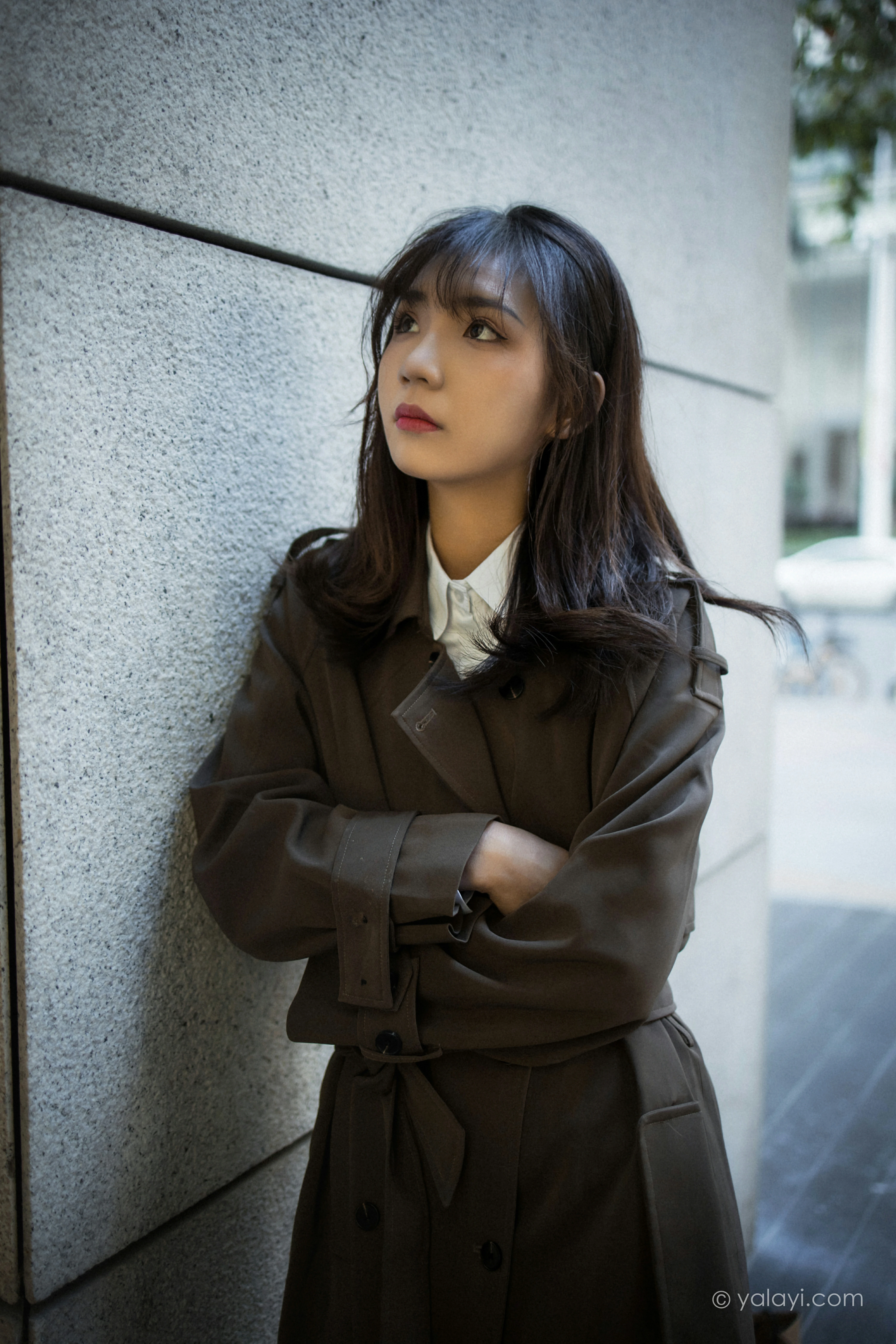 [YALAYI雅拉伊]NO.760 迷失在都市 果果 黑色连身风衣街拍写真集第6张