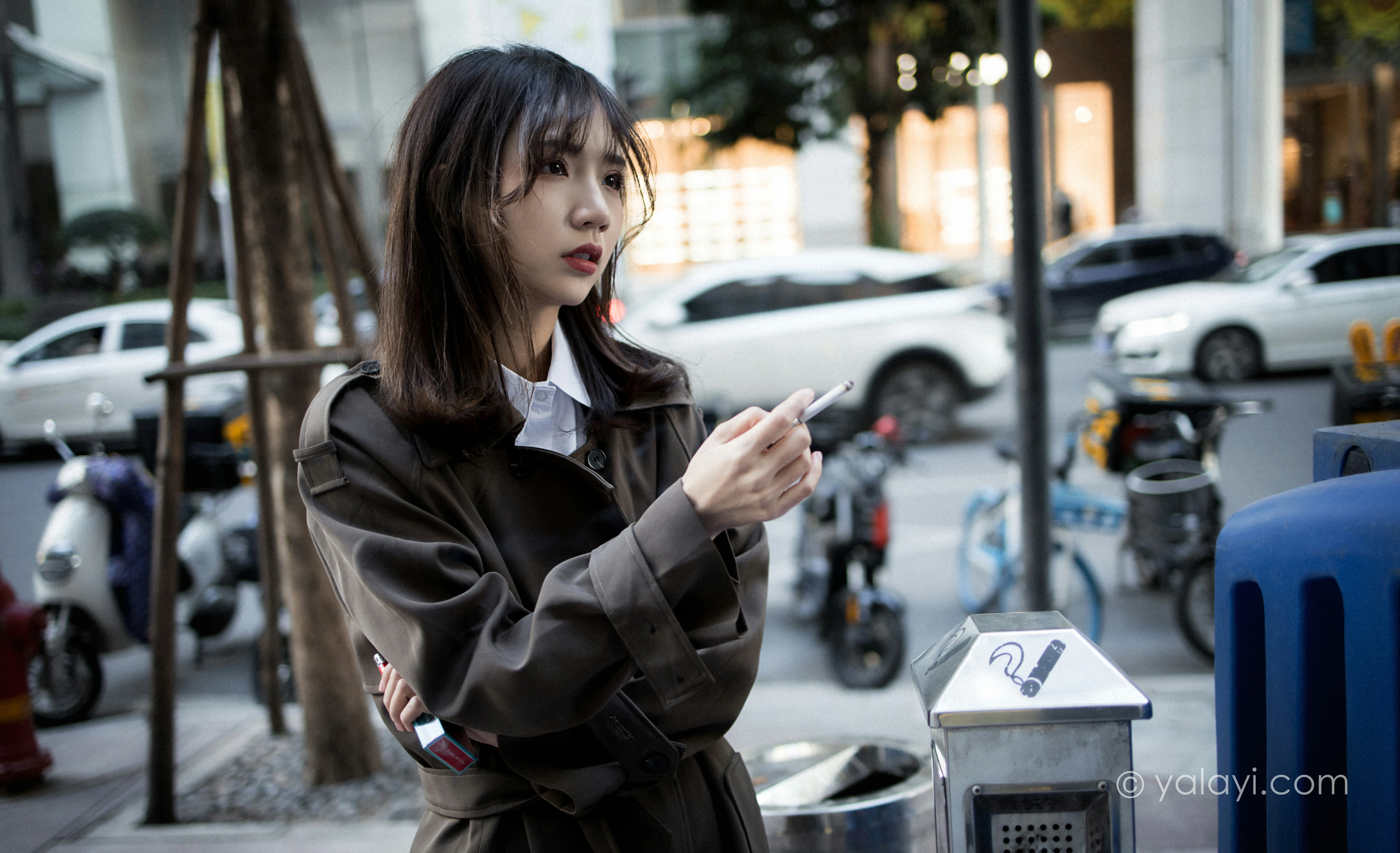 [YALAYI雅拉伊]NO.760 迷失在都市 果果 黑色连身风衣街拍写真集第7张