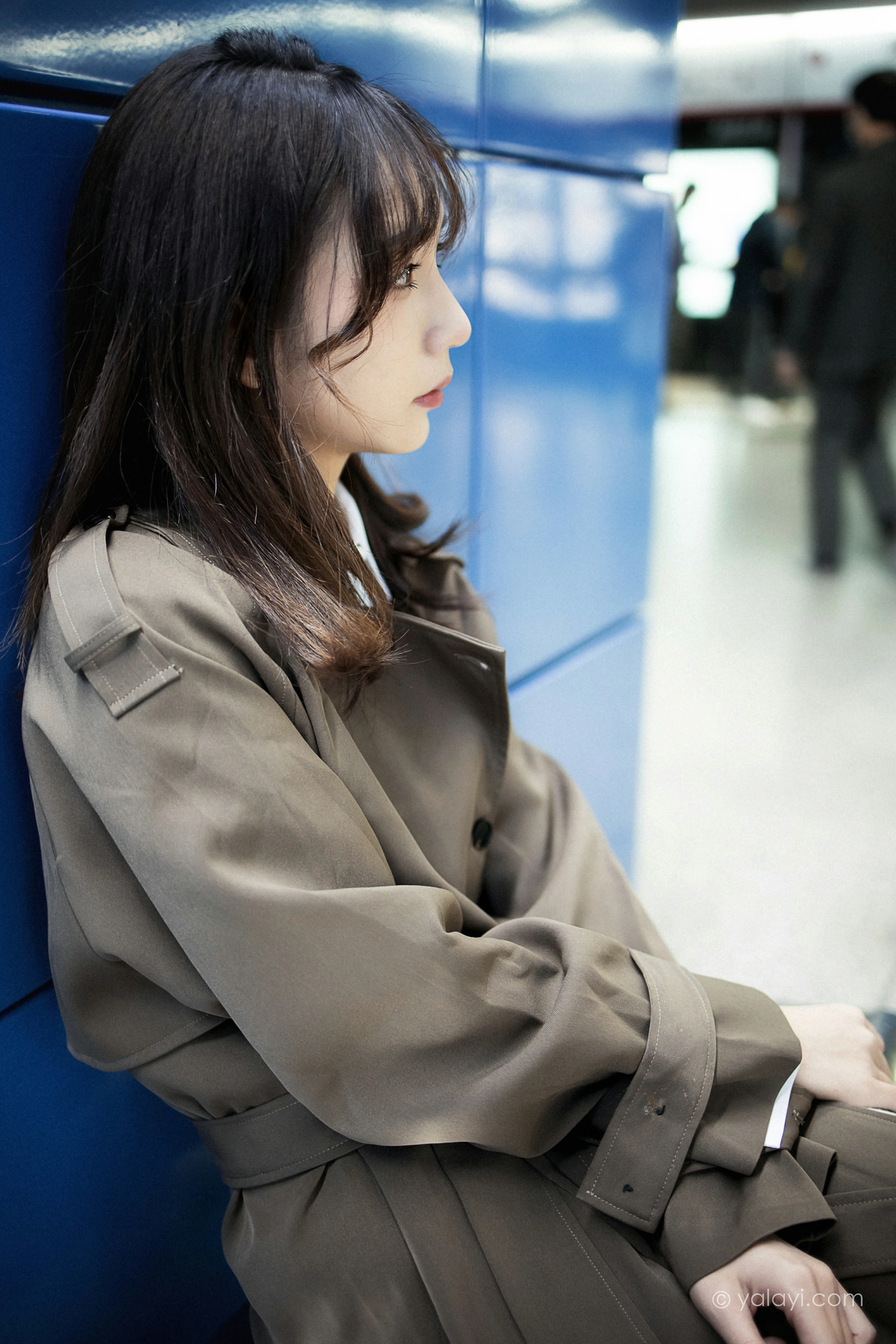 [YALAYI雅拉伊]NO.760 迷失在都市 果果 黑色连身风衣街拍写真集第11张