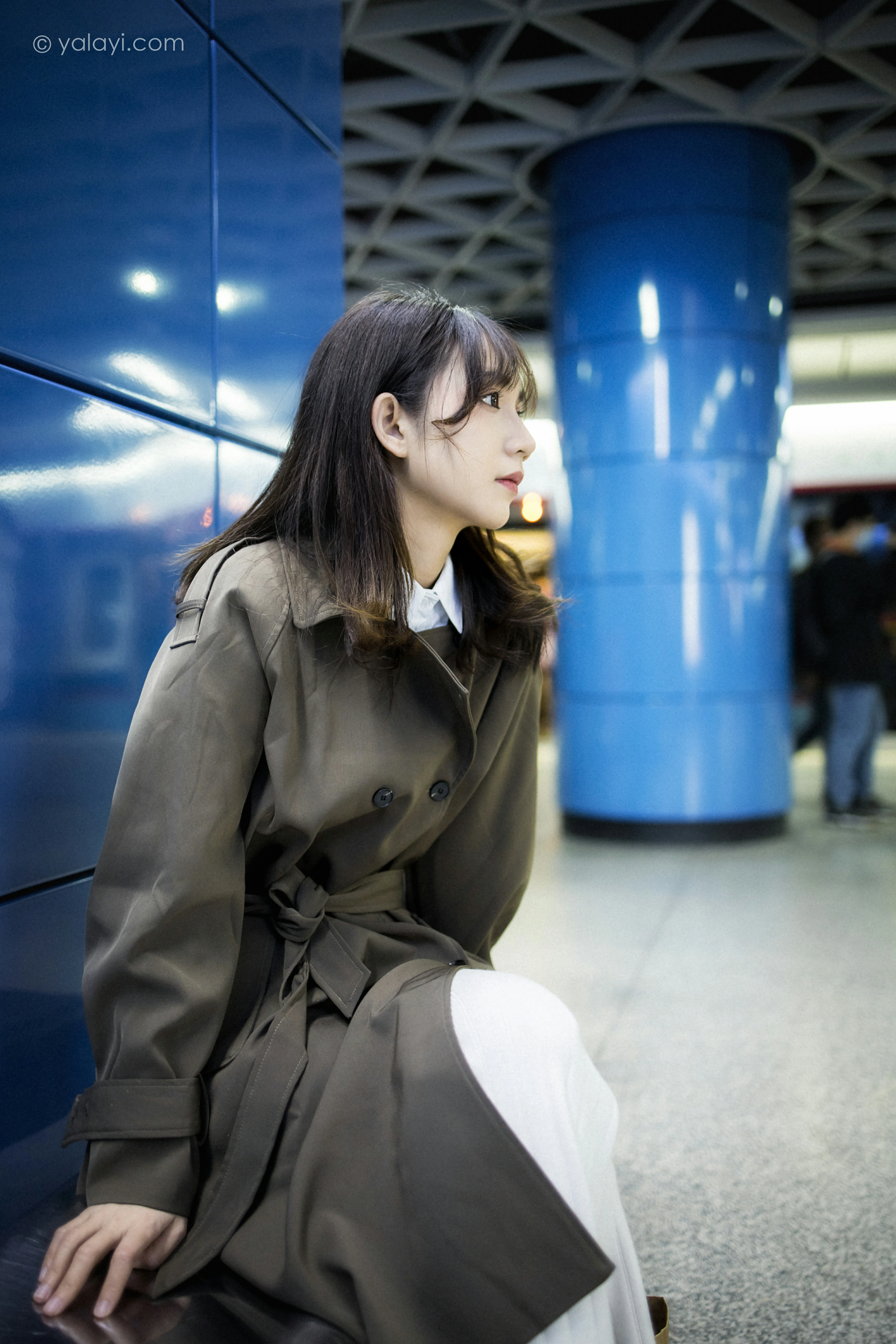 [YALAYI雅拉伊]NO.760 迷失在都市 果果 黑色连身风衣街拍写真集第12张