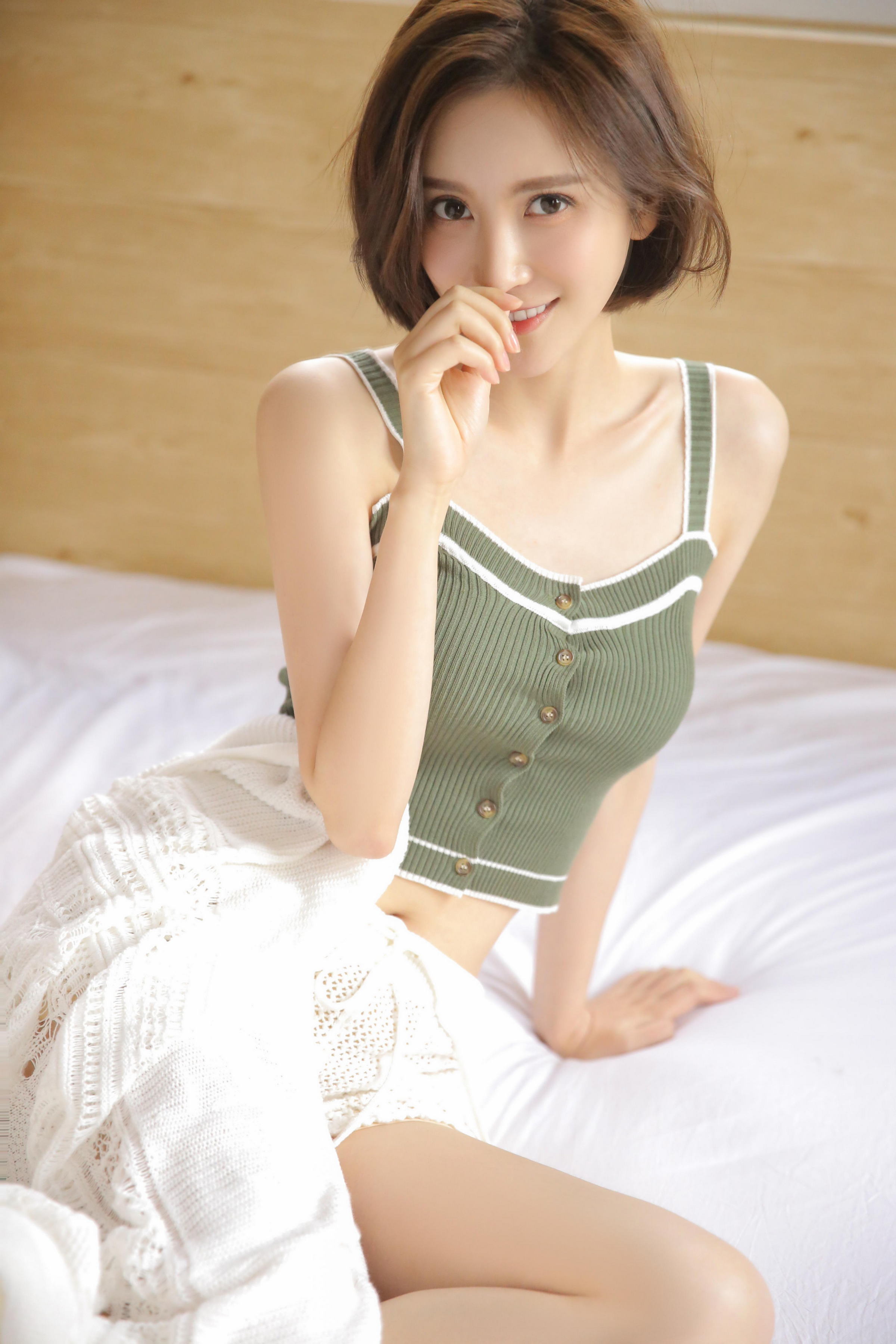 [YALAYI雅拉伊]2022.04.25 活力四射 青春靓女性感小背心加白色镂空短裤私房写真集第8张