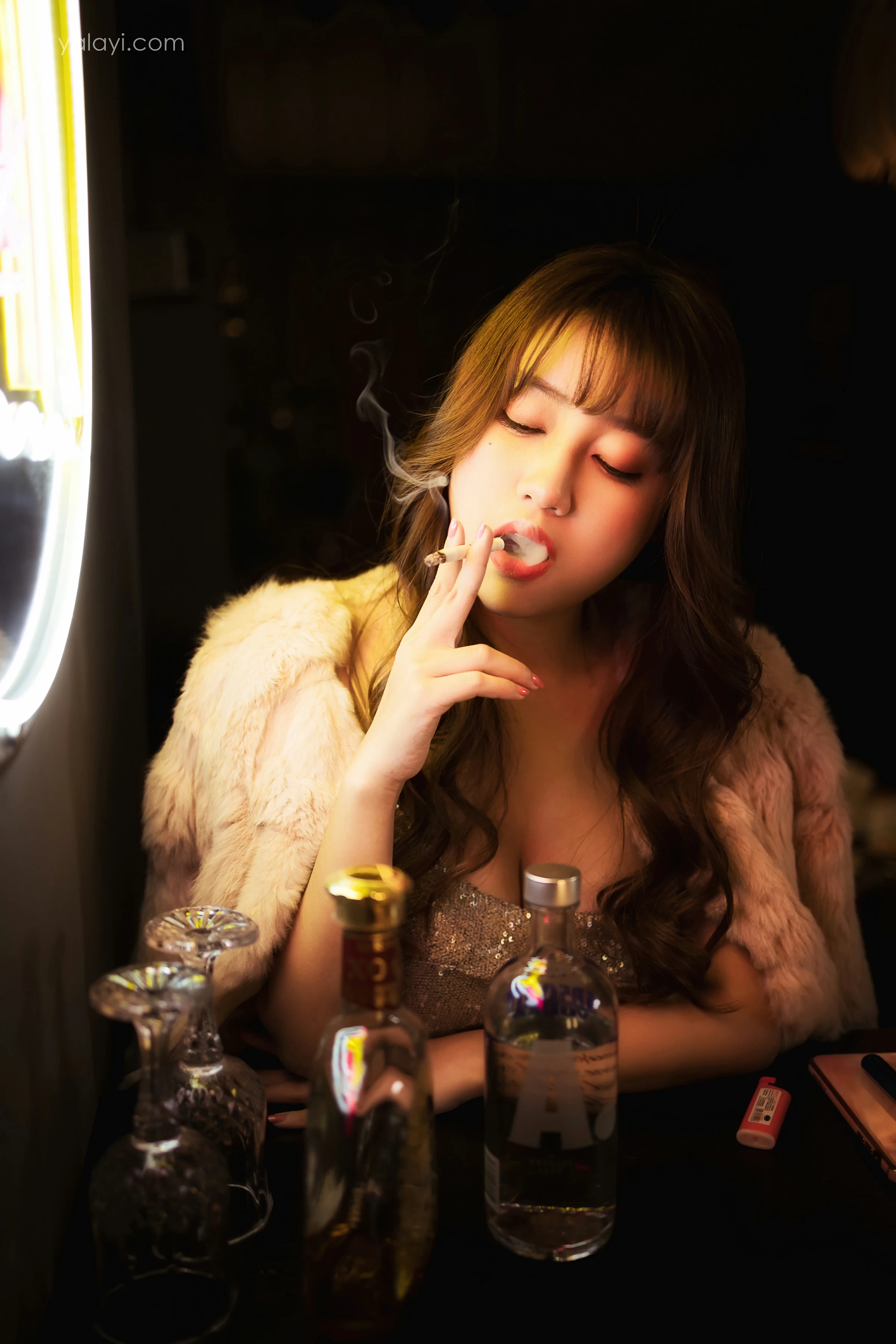 [YALAYI雅拉伊]NO.751 《独自买醉》 虞艺 貂皮大衣加银色吊带连衣裙性感写真集第3张