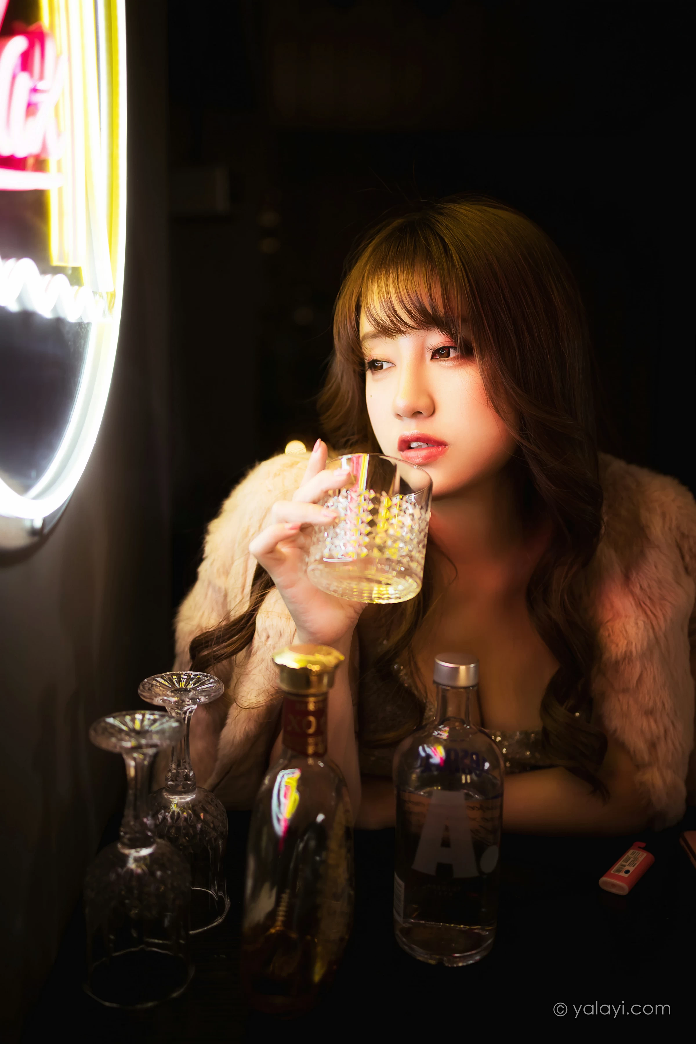 [YALAYI雅拉伊]NO.751 《独自买醉》 虞艺 貂皮大衣加银色吊带连衣裙性感写真集第3张