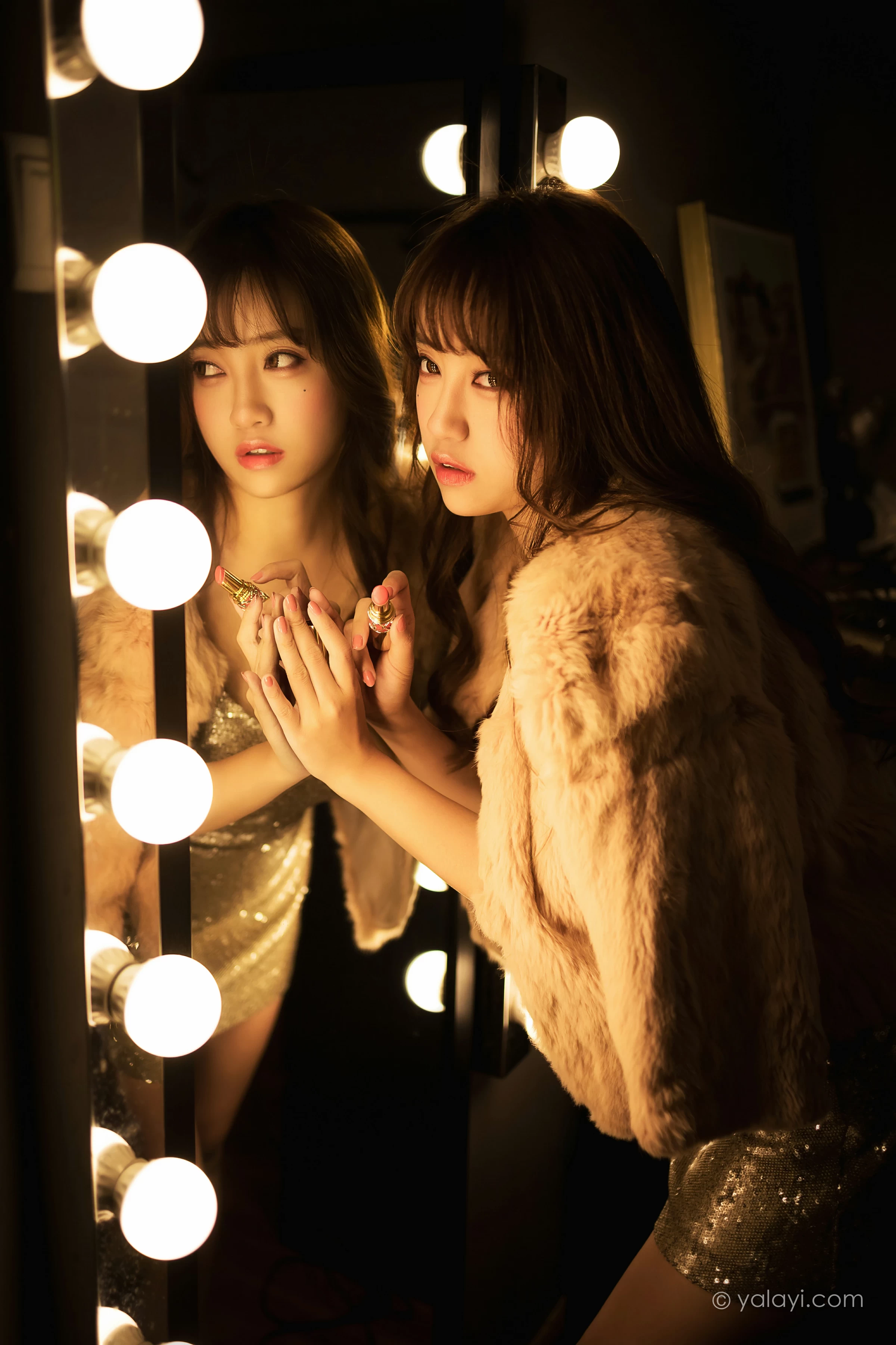 [YALAYI雅拉伊]NO.751 《独自买醉》 虞艺 貂皮大衣加银色吊带连衣裙性感写真集第13张