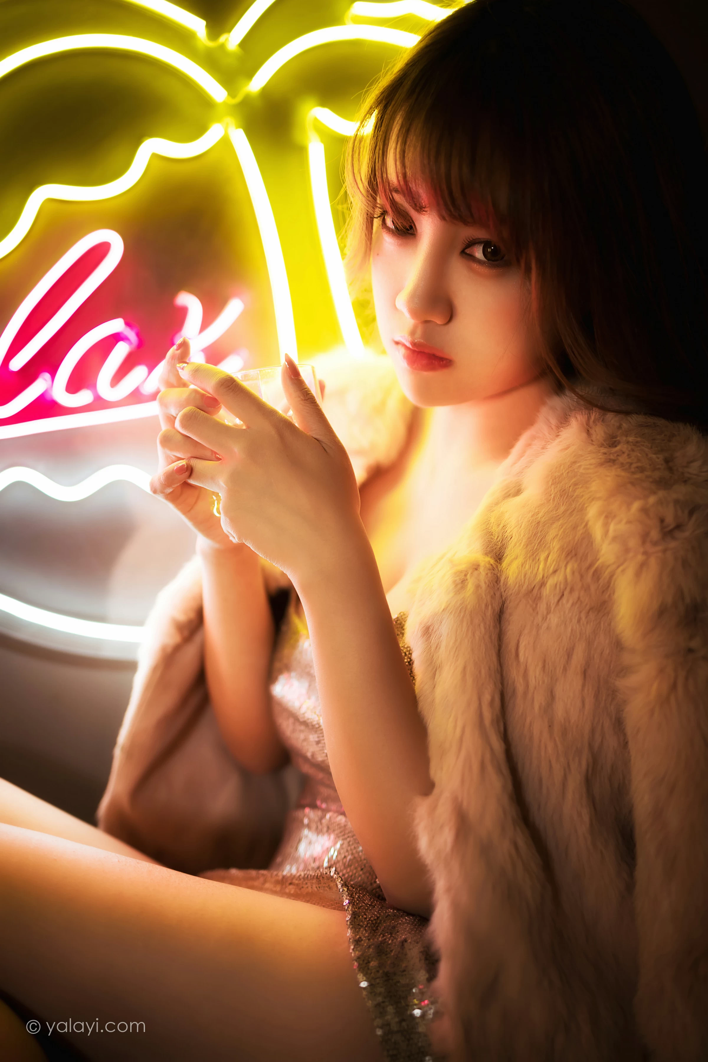 [YALAYI雅拉伊]NO.751 《独自买醉》 虞艺 貂皮大衣加银色吊带连衣裙性感写真集第16张