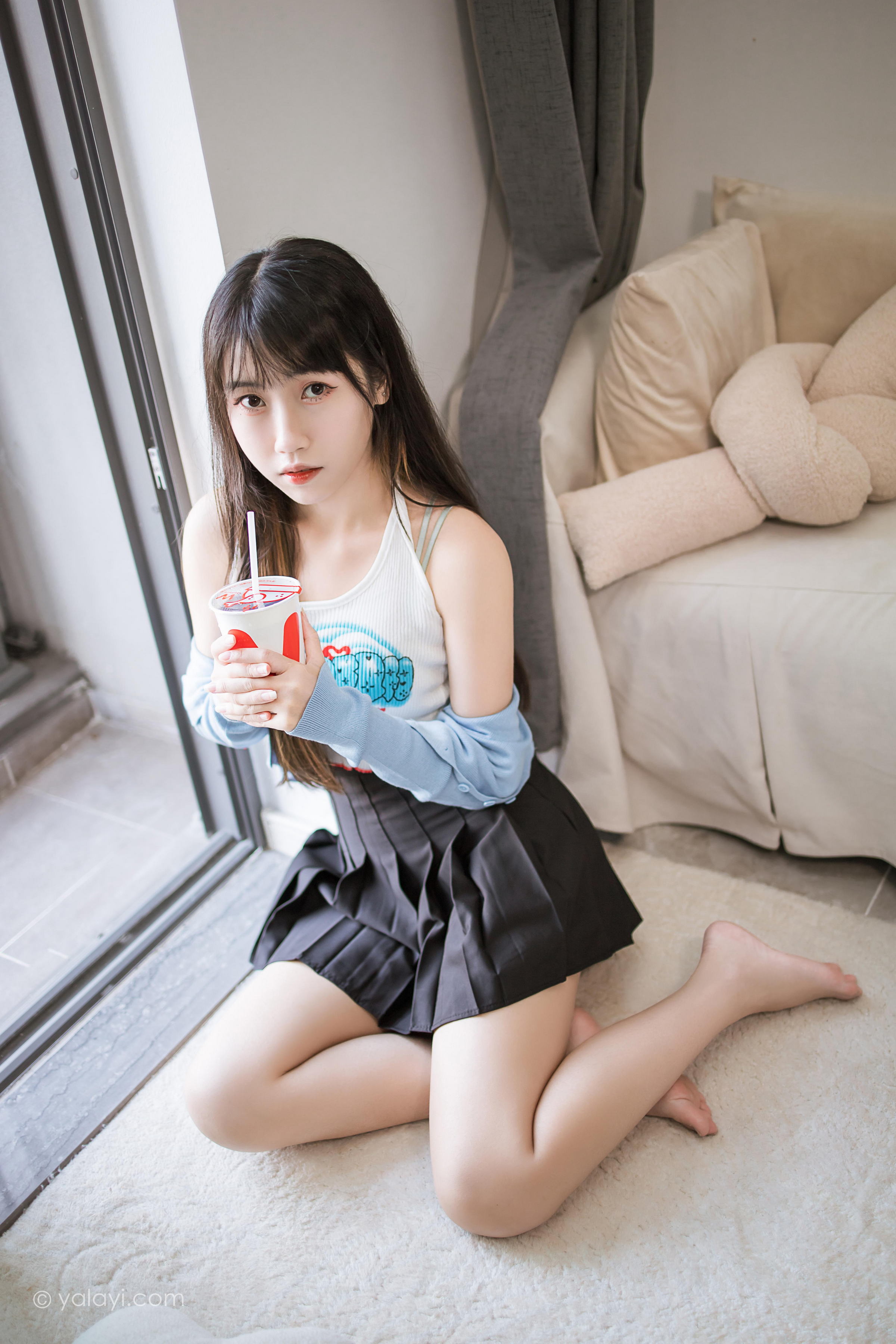 [YALAYI雅拉伊]2022.02.18 回我们家 弈思 白色小背心加黑色短裙性感私房写真集第5张