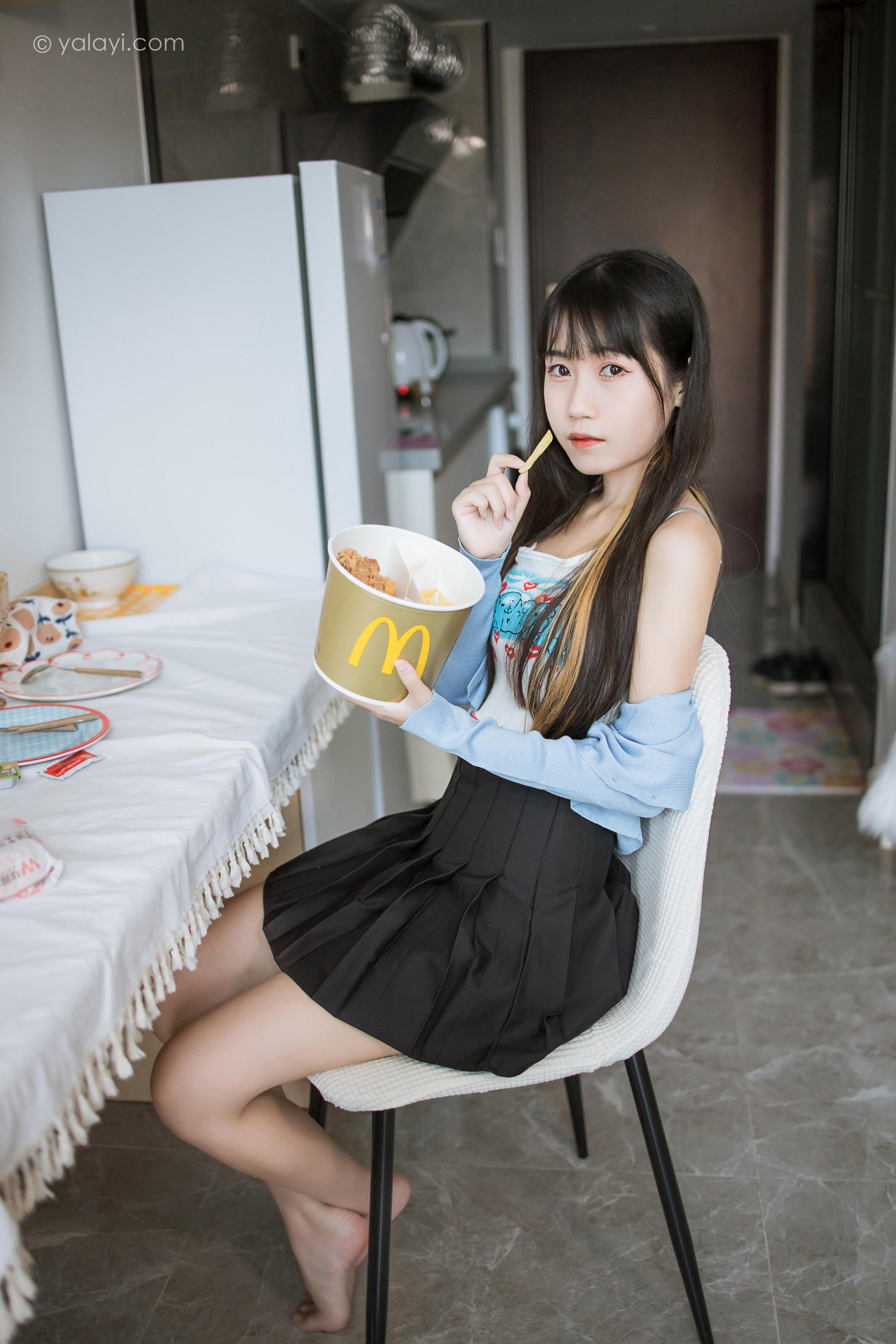 [YALAYI雅拉伊]2022.02.18 回我们家 弈思 白色小背心加黑色短裙性感私房写真集第14张