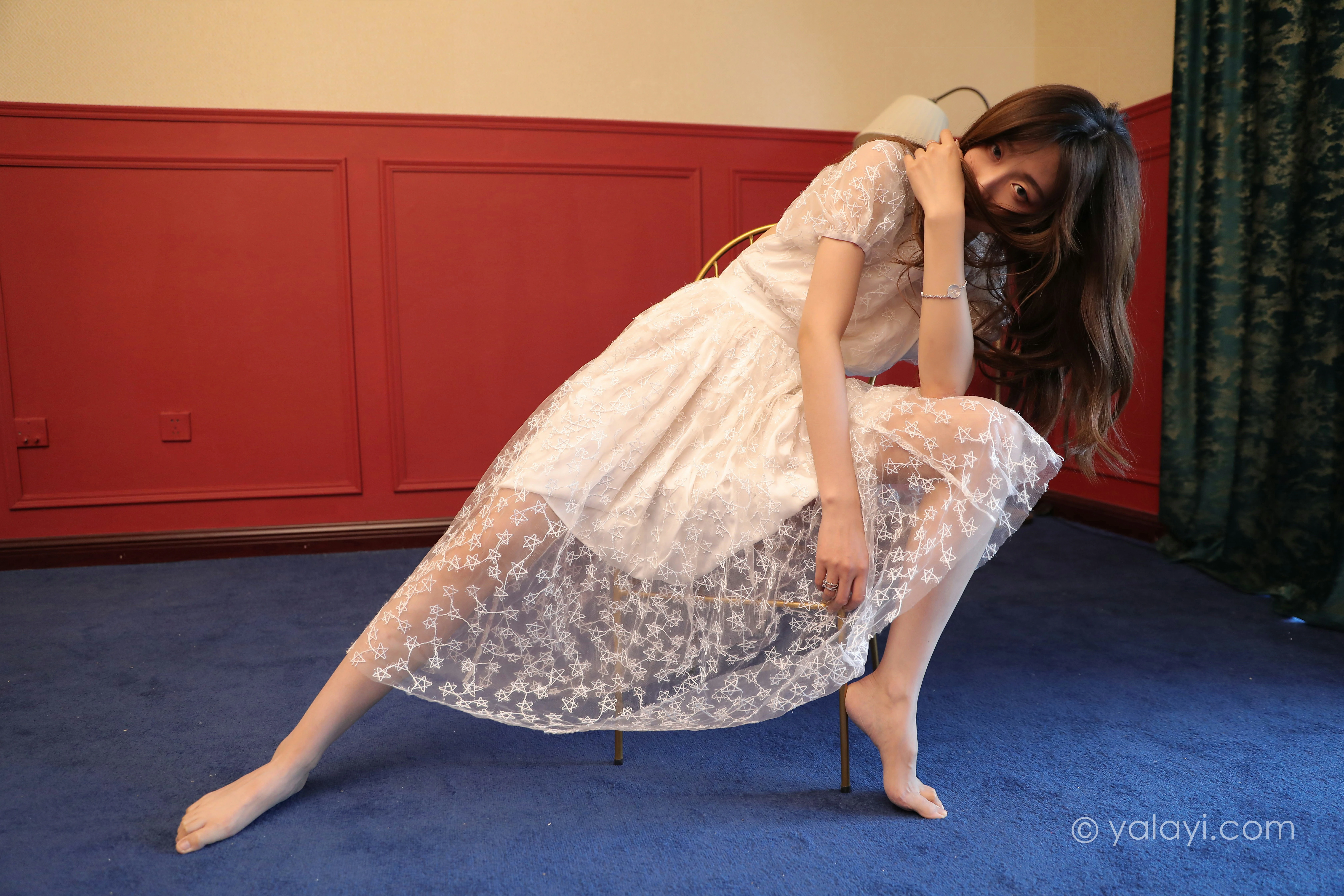 [YALAYI雅拉伊]NO.797 看着你离开 佳佳 白色透视蕾丝连衣裙居家私房写真集第3张