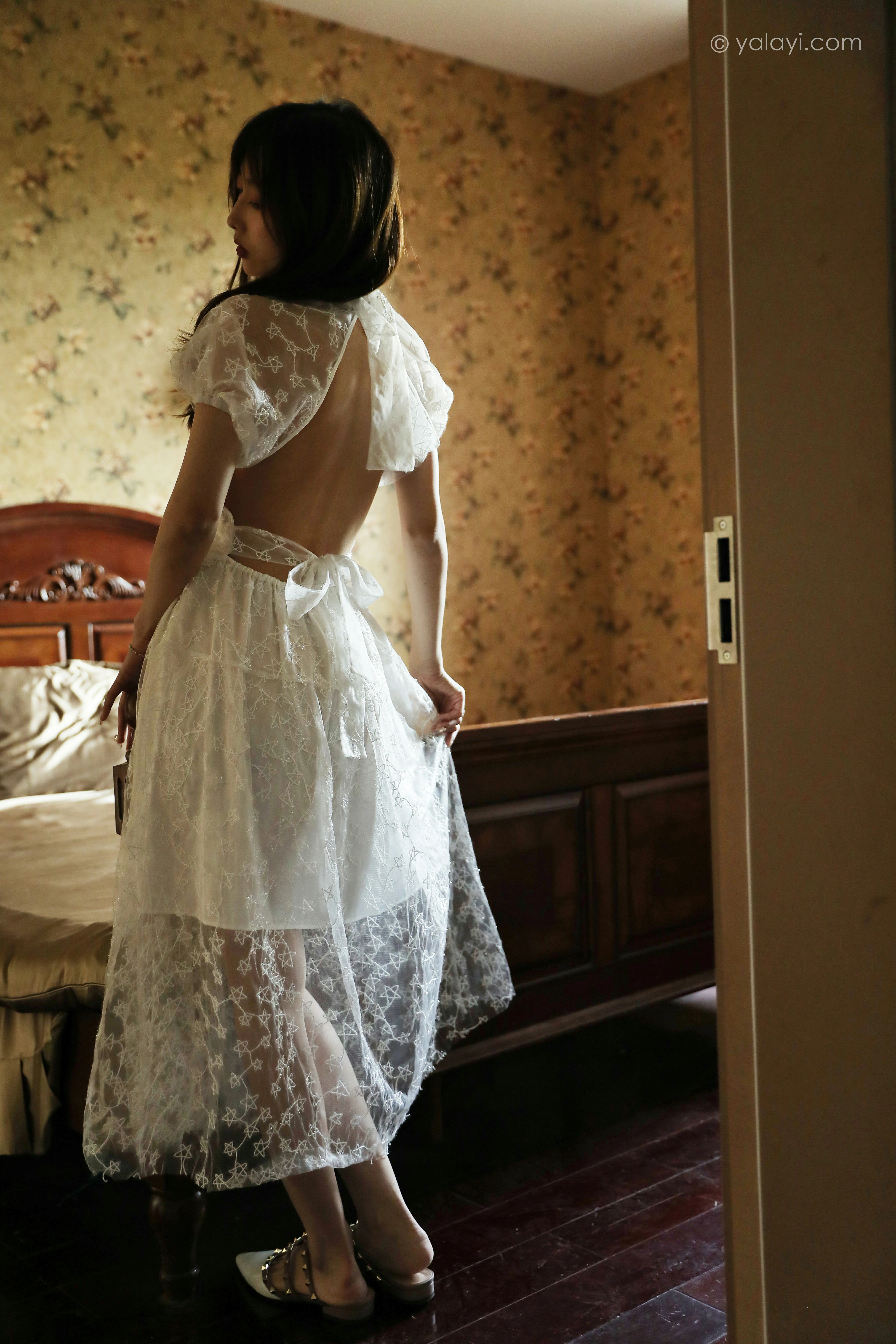 [YALAYI雅拉伊]NO.797 看着你离开 佳佳 白色透视蕾丝连衣裙居家私房写真集第13张