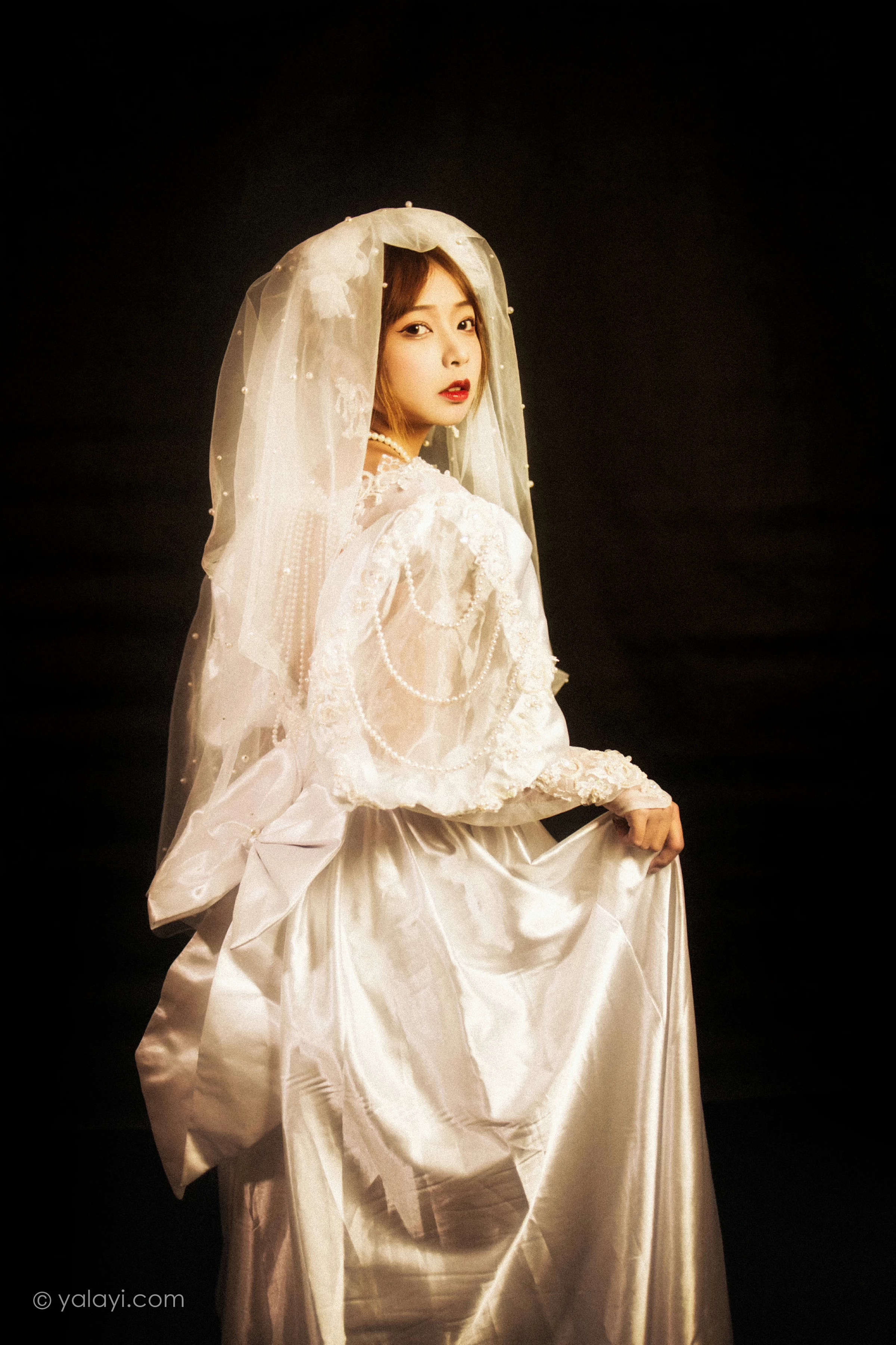 [YALAYI雅拉伊]NO.747 《神明少女》 阿禾 白色和服与蕾丝婚纱性感私房写真集第12张