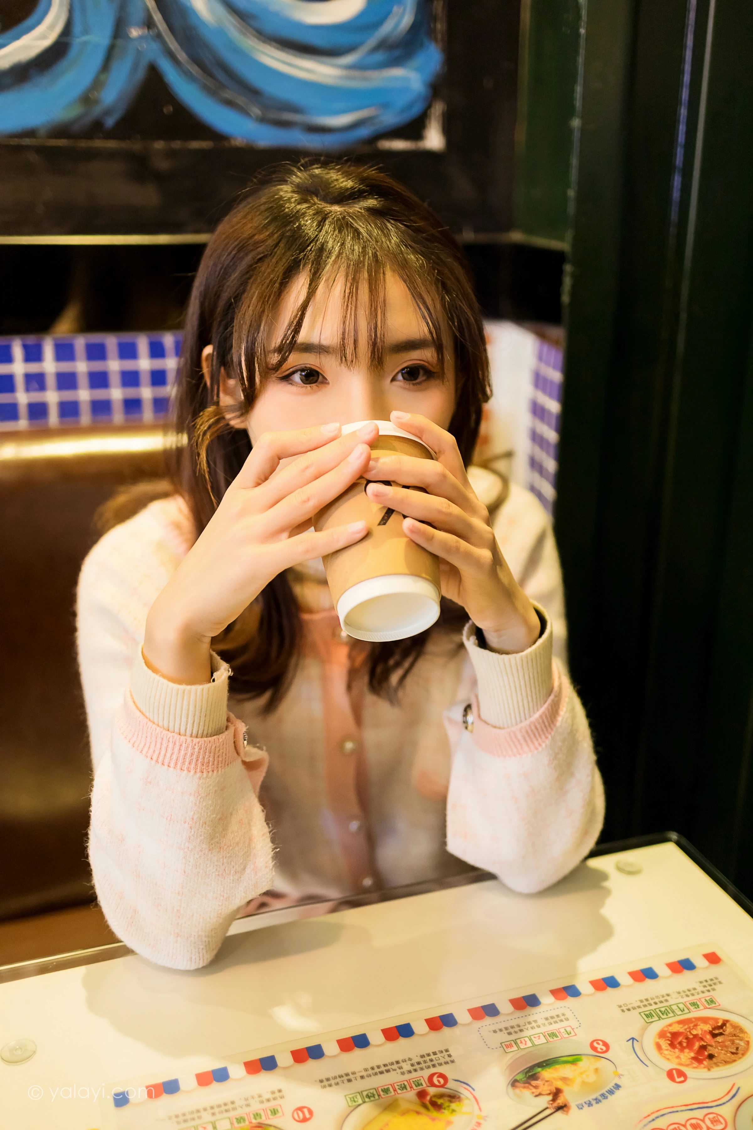 [YALAYI雅拉伊]NO.750 《甜蜜约会》 果果 粉色外套加白色长裙街拍写真第3张