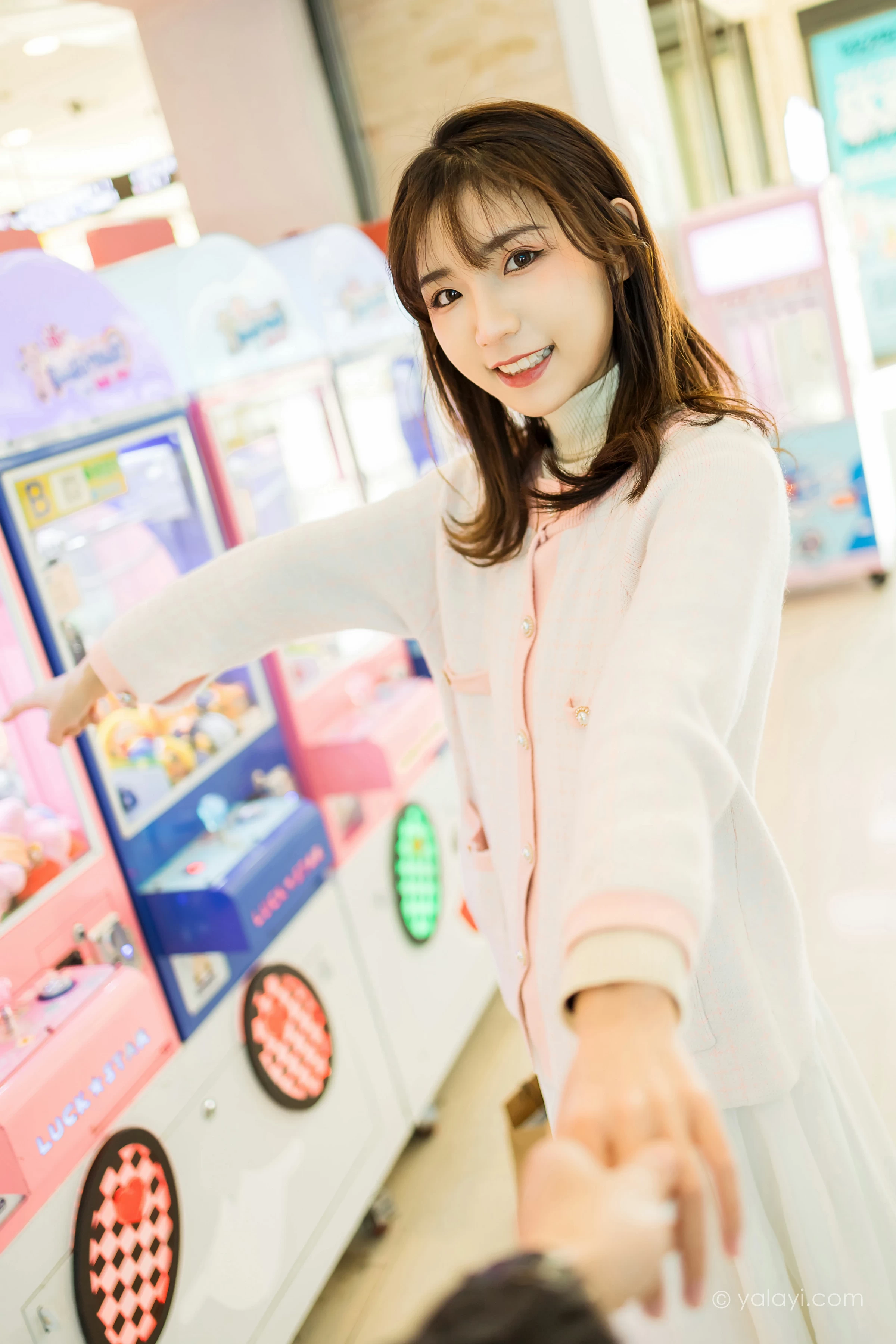 [YALAYI雅拉伊]NO.750 《甜蜜约会》 果果 粉色外套加白色长裙街拍写真第15张