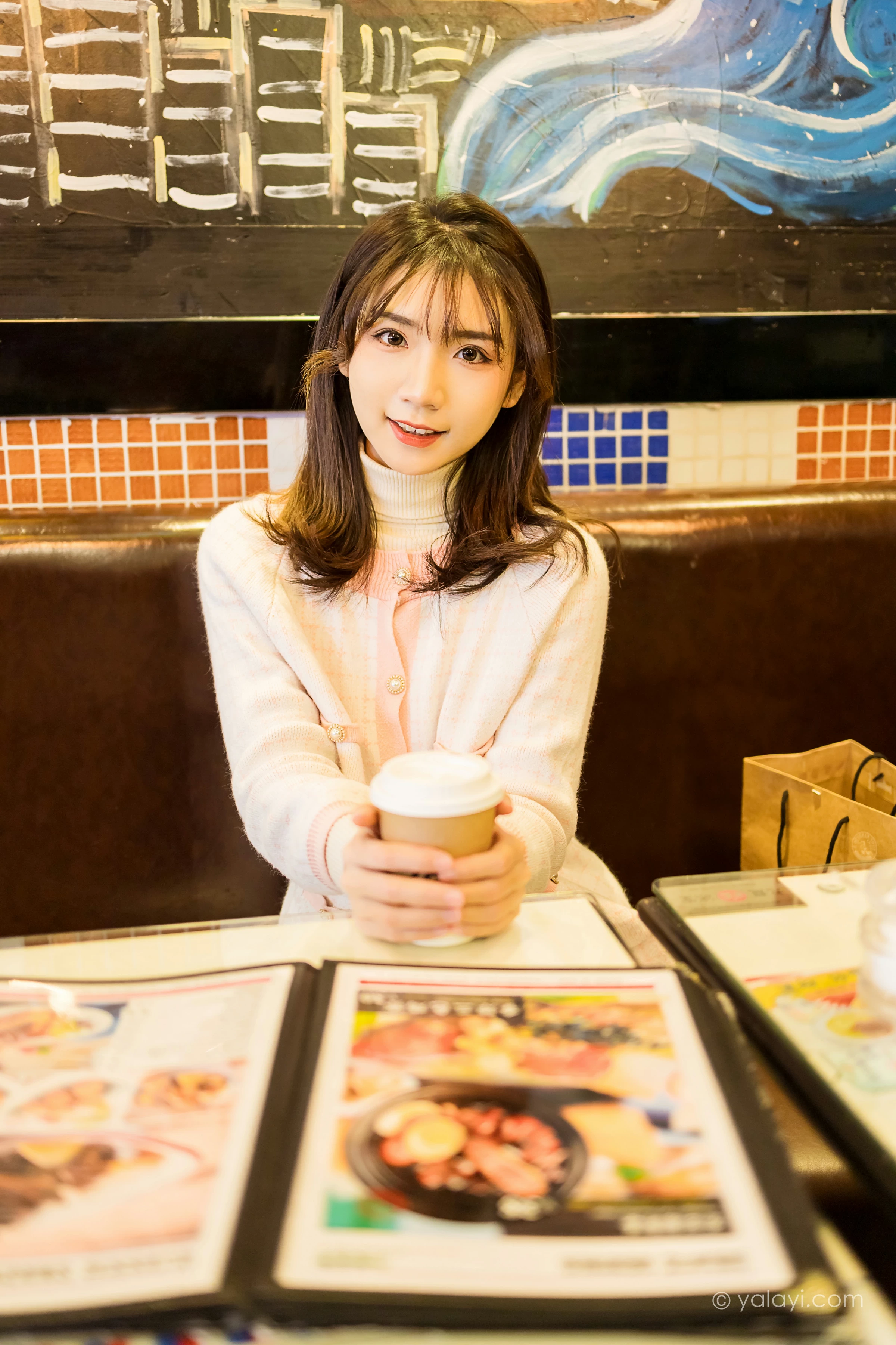 [YALAYI雅拉伊]NO.750 《甜蜜约会》 果果 粉色外套加白色长裙街拍写真第16张