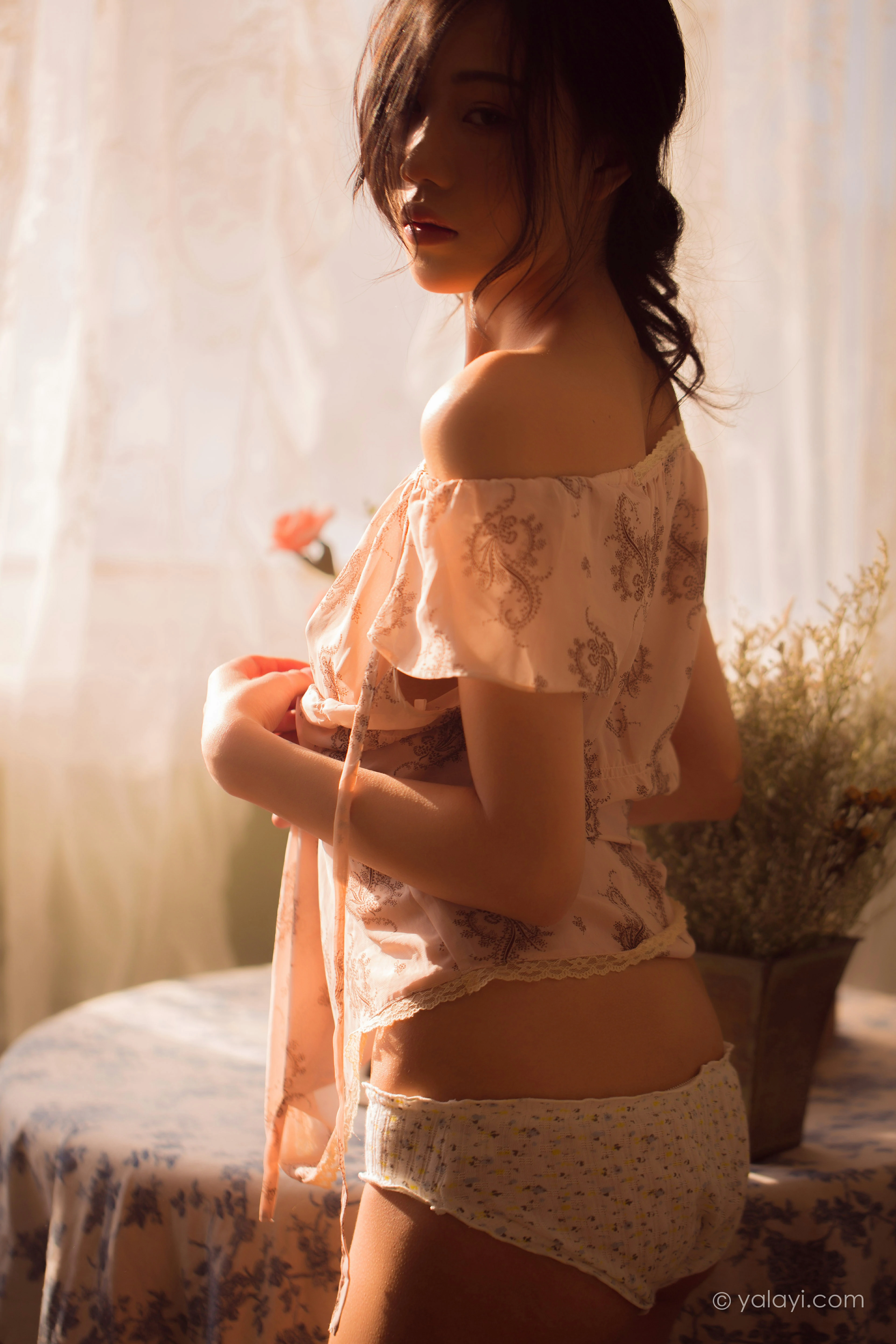 [YALAYI雅拉伊]NO.761 暂时的花儿 橘子 白色抹胸睡衣性感私房写真集第10张