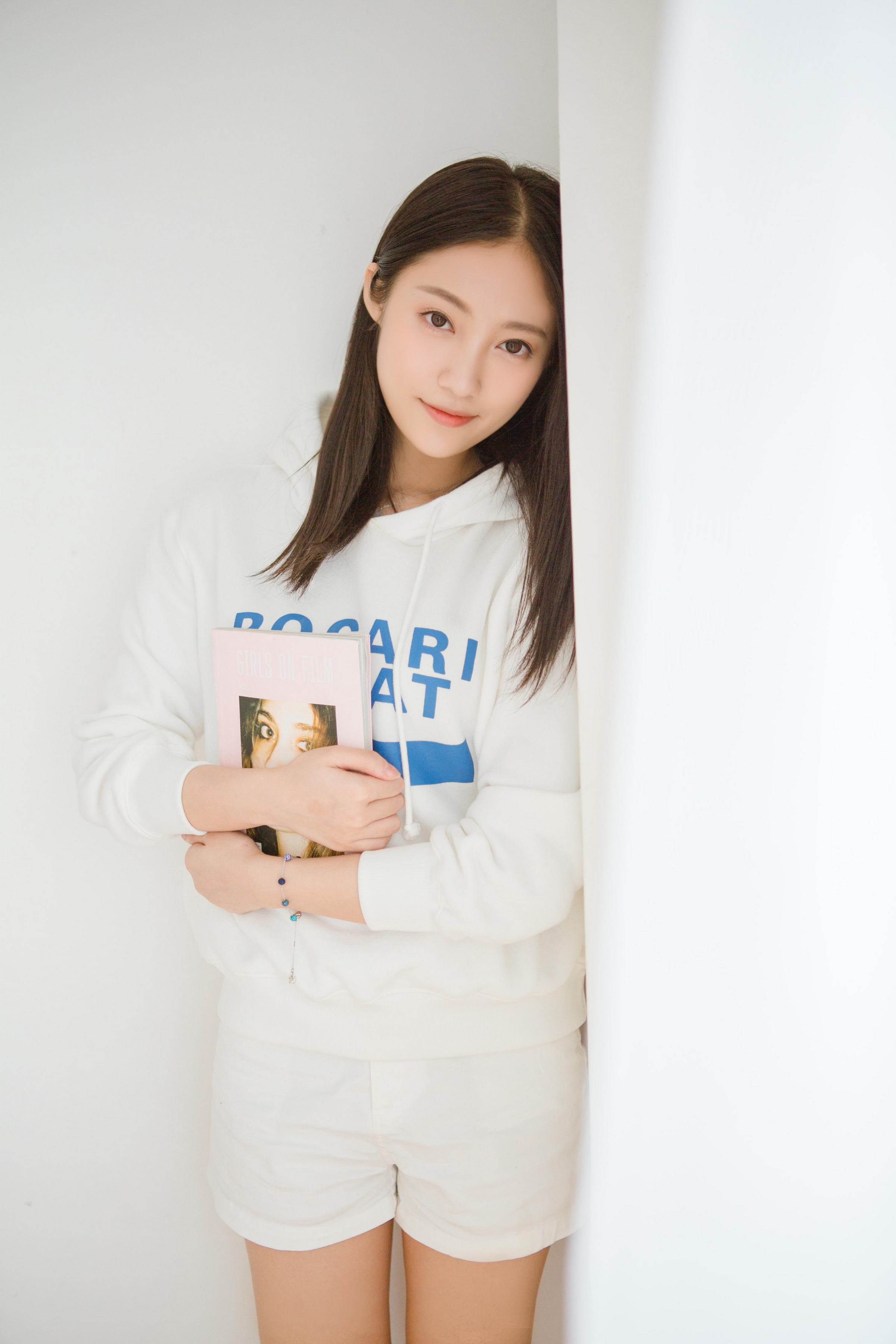 [YALAYI雅拉伊]2022.10.14 微甜的梦 阳光少女 白色卫衣加白色短裤清纯写真集第7张