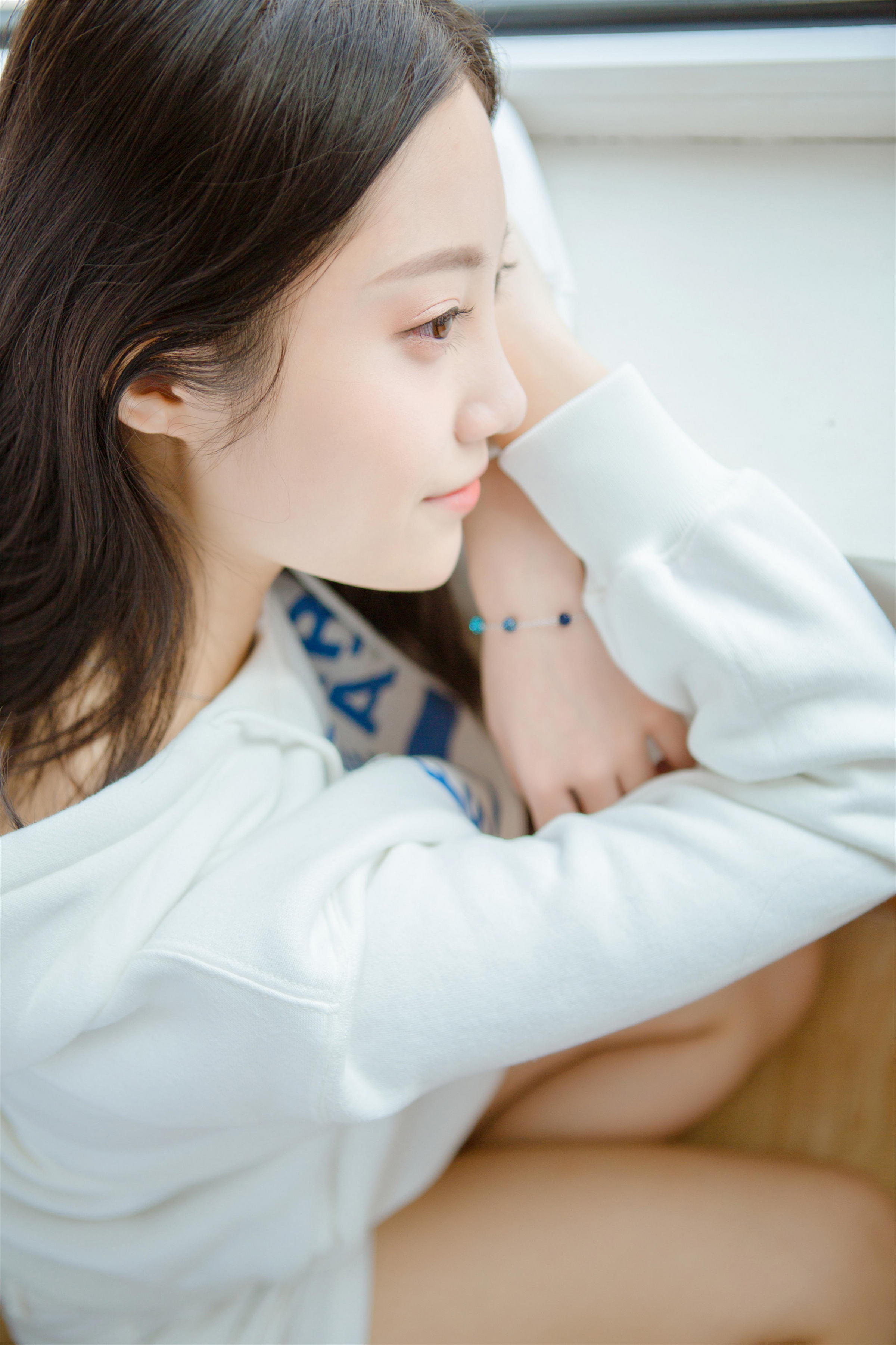 [YALAYI雅拉伊]2022.10.14 微甜的梦 阳光少女 白色卫衣加白色短裤清纯写真集第6张