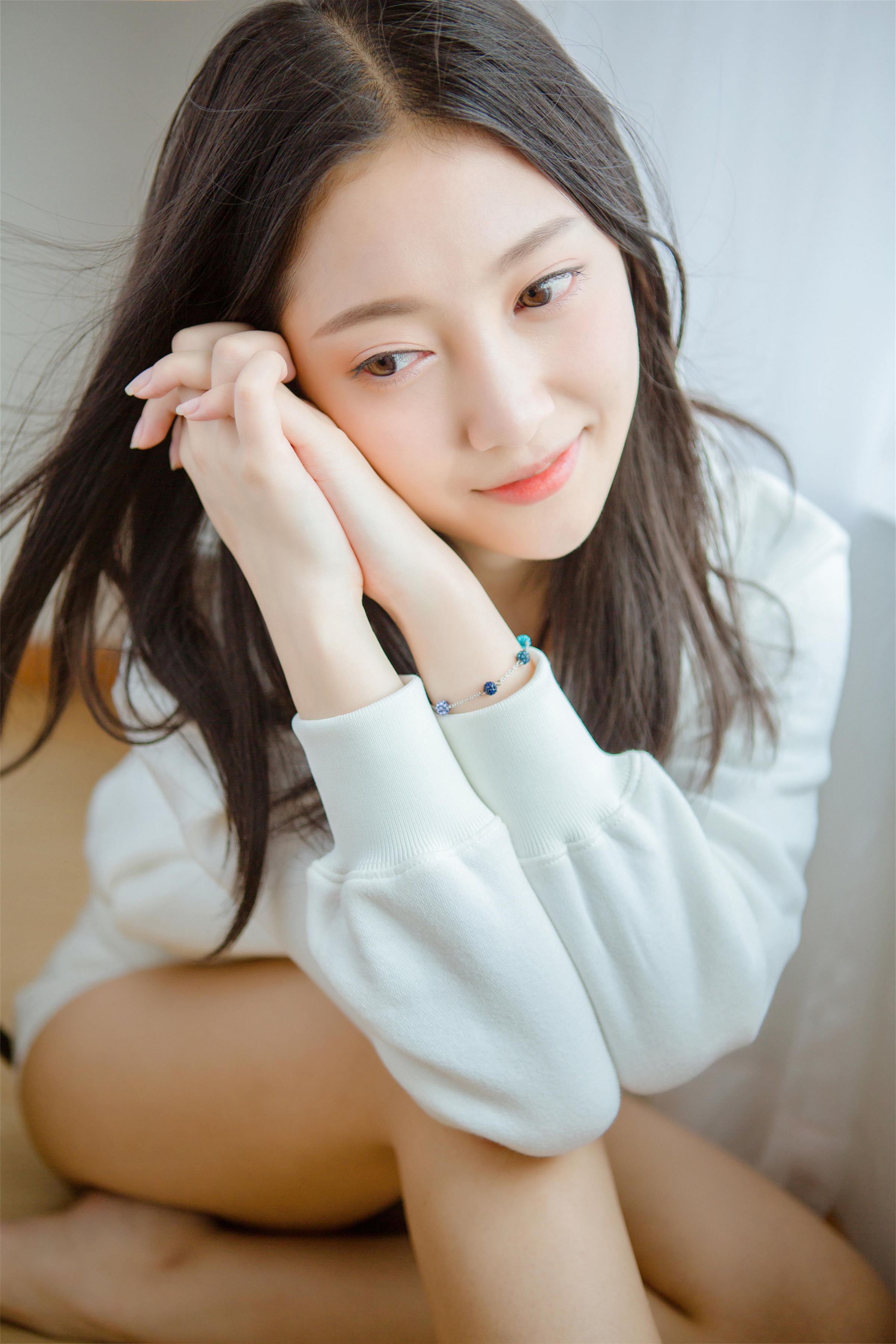 [YALAYI雅拉伊]2022.10.14 微甜的梦 阳光少女 白色卫衣加白色短裤清纯写真集第6张