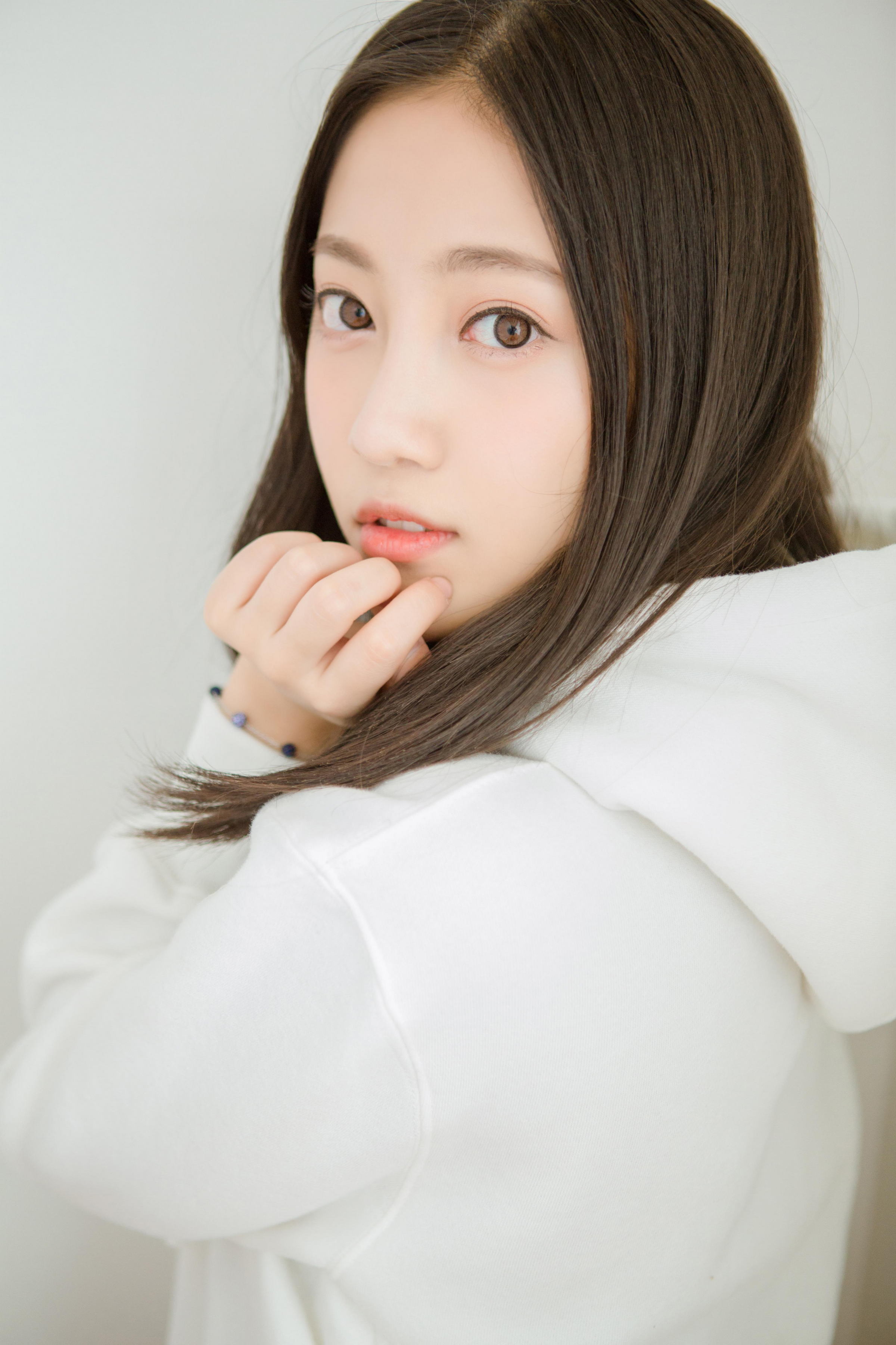 [YALAYI雅拉伊]2022.10.14 微甜的梦 阳光少女 白色卫衣加白色短裤清纯写真集第4张