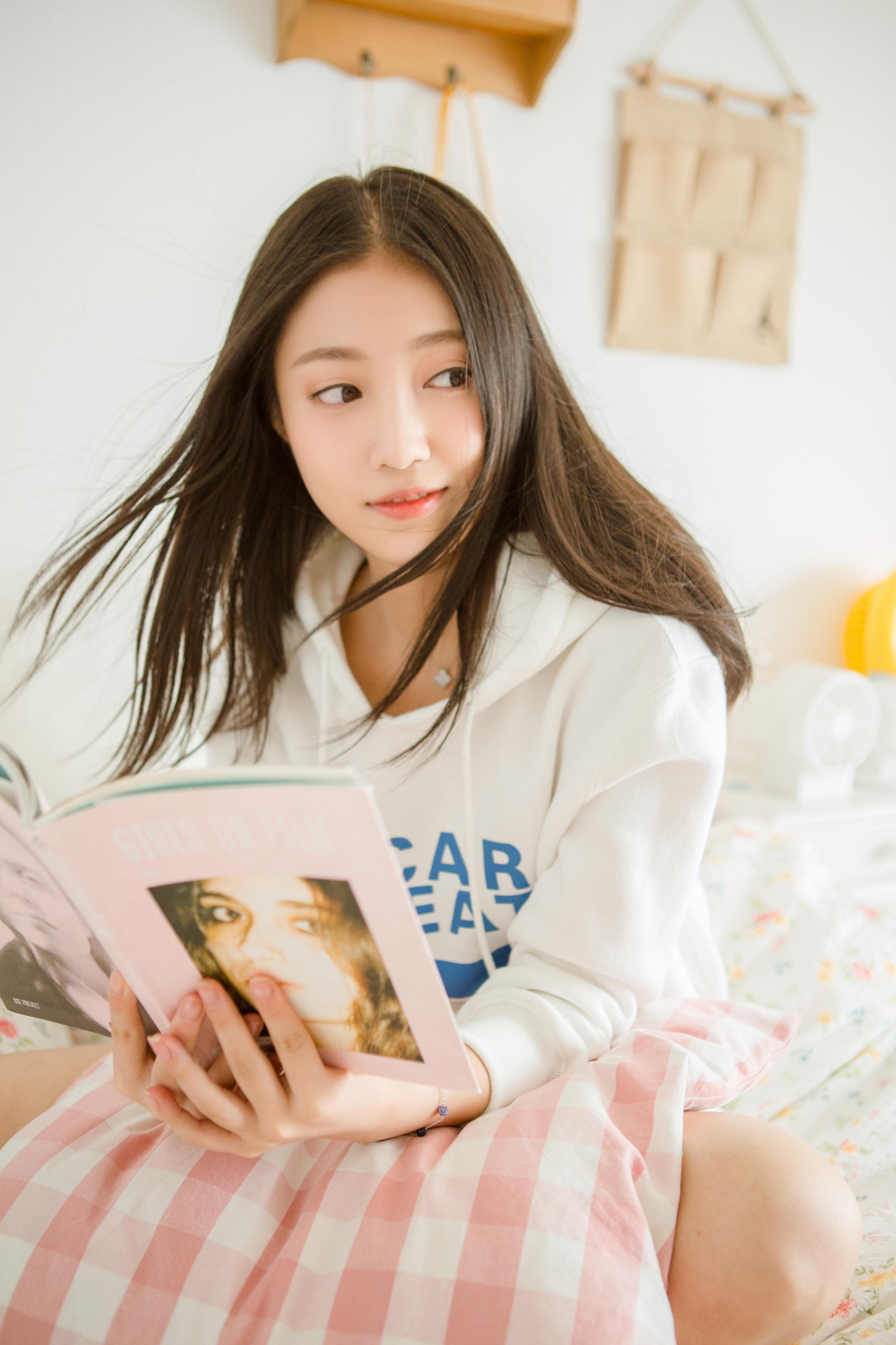 [YALAYI雅拉伊]2022.10.14 微甜的梦 阳光少女 白色卫衣加白色短裤清纯写真集第1张