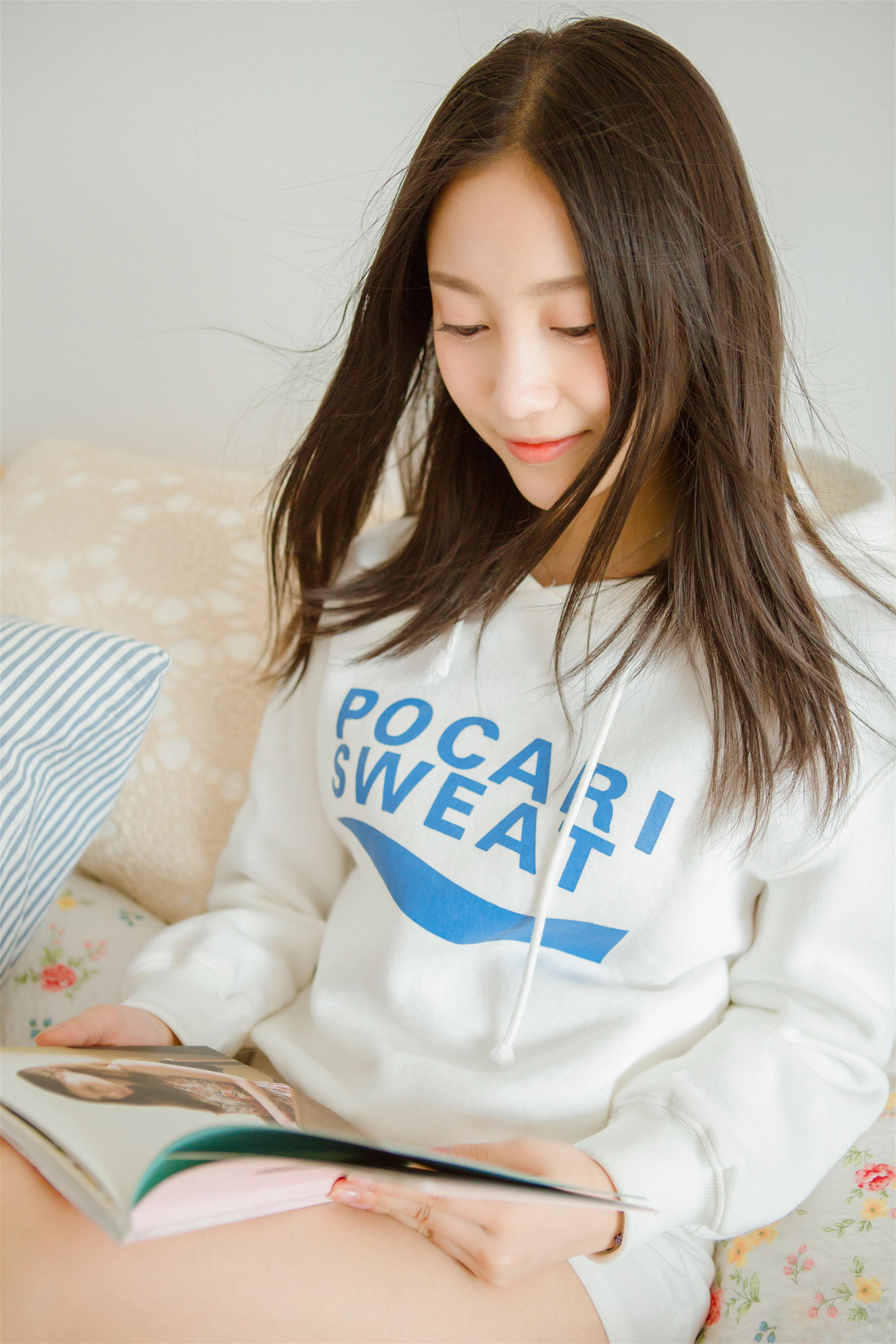 [YALAYI雅拉伊]2022.10.14 微甜的梦 阳光少女 白色卫衣加白色短裤清纯写真集第4张