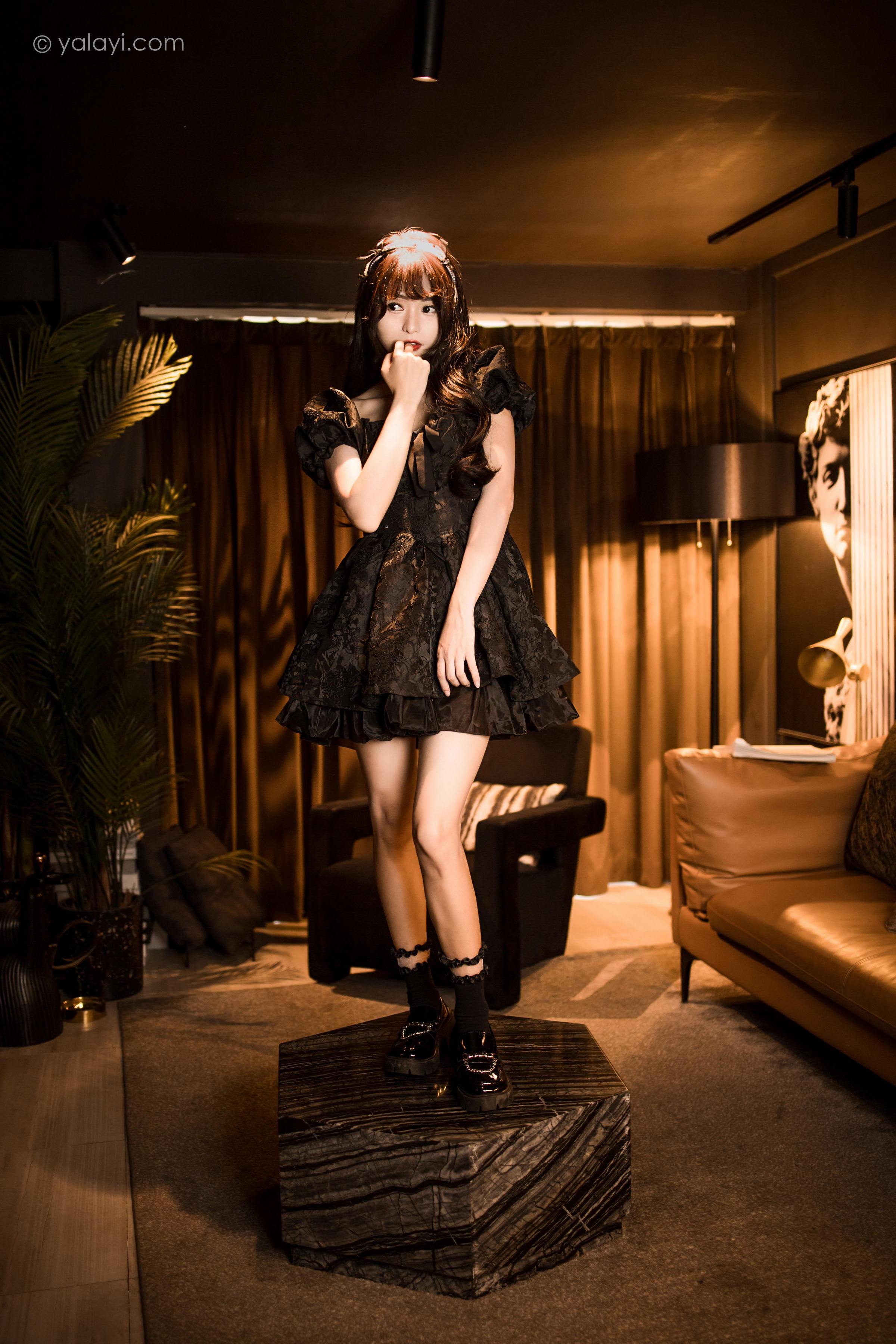 [YALAYI雅拉伊]2022.10.17 手办女友 小亭 黑色蕾丝连衣裙加黑色丝袜美腿清纯写真集第9张
