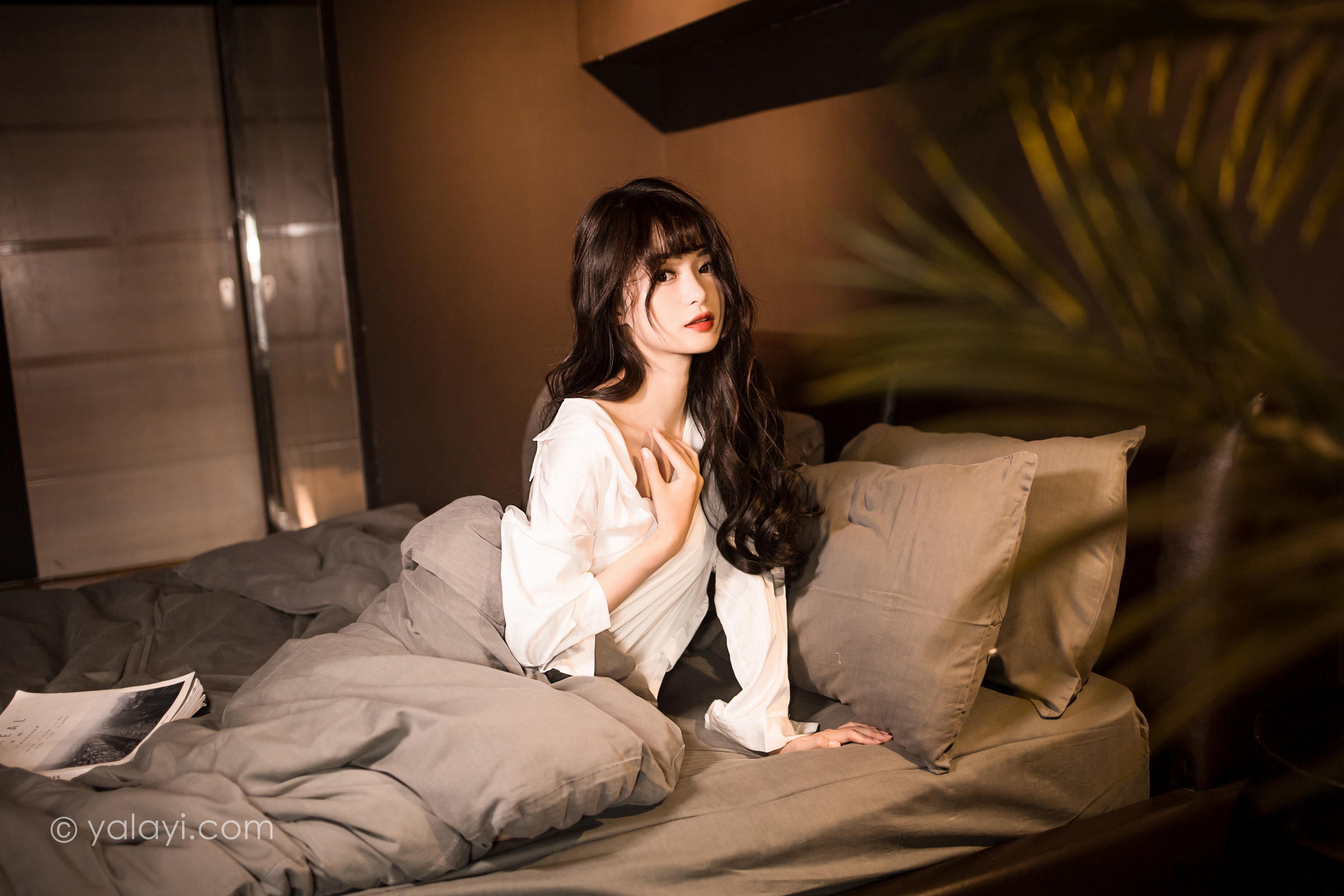 [YALAYI雅拉伊]2022.10.25 温婉如玉 小亭 白色真丝睡衣加性感内衣私房写真集第5张