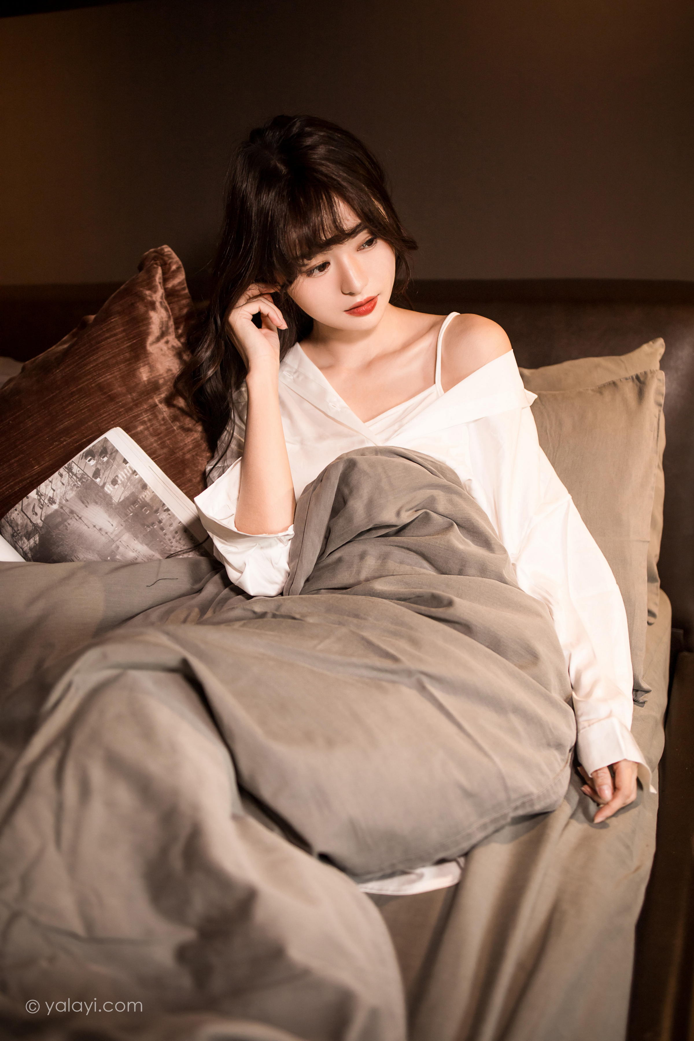 [YALAYI雅拉伊]2022.10.25 温婉如玉 小亭 白色真丝睡衣加性感内衣私房写真集第3张