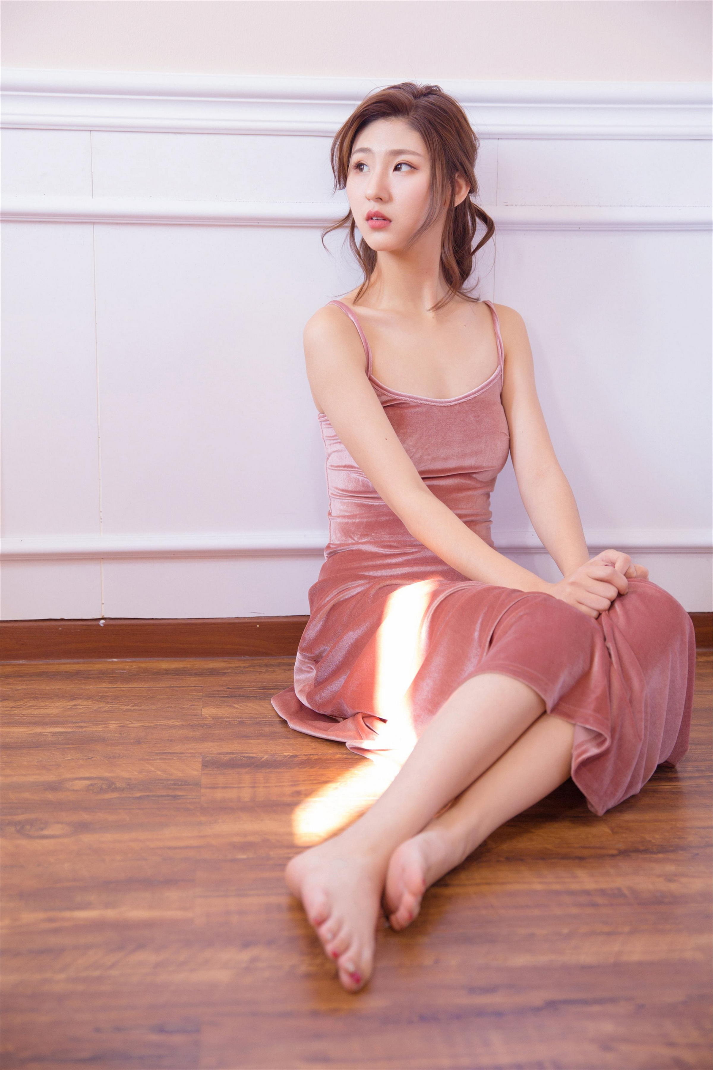 [YALAYI雅拉伊]2022.11.01 婀娜的舞者 清纯熟女少妇 粉色吊带裸背舞蹈裙性感写真集第4张