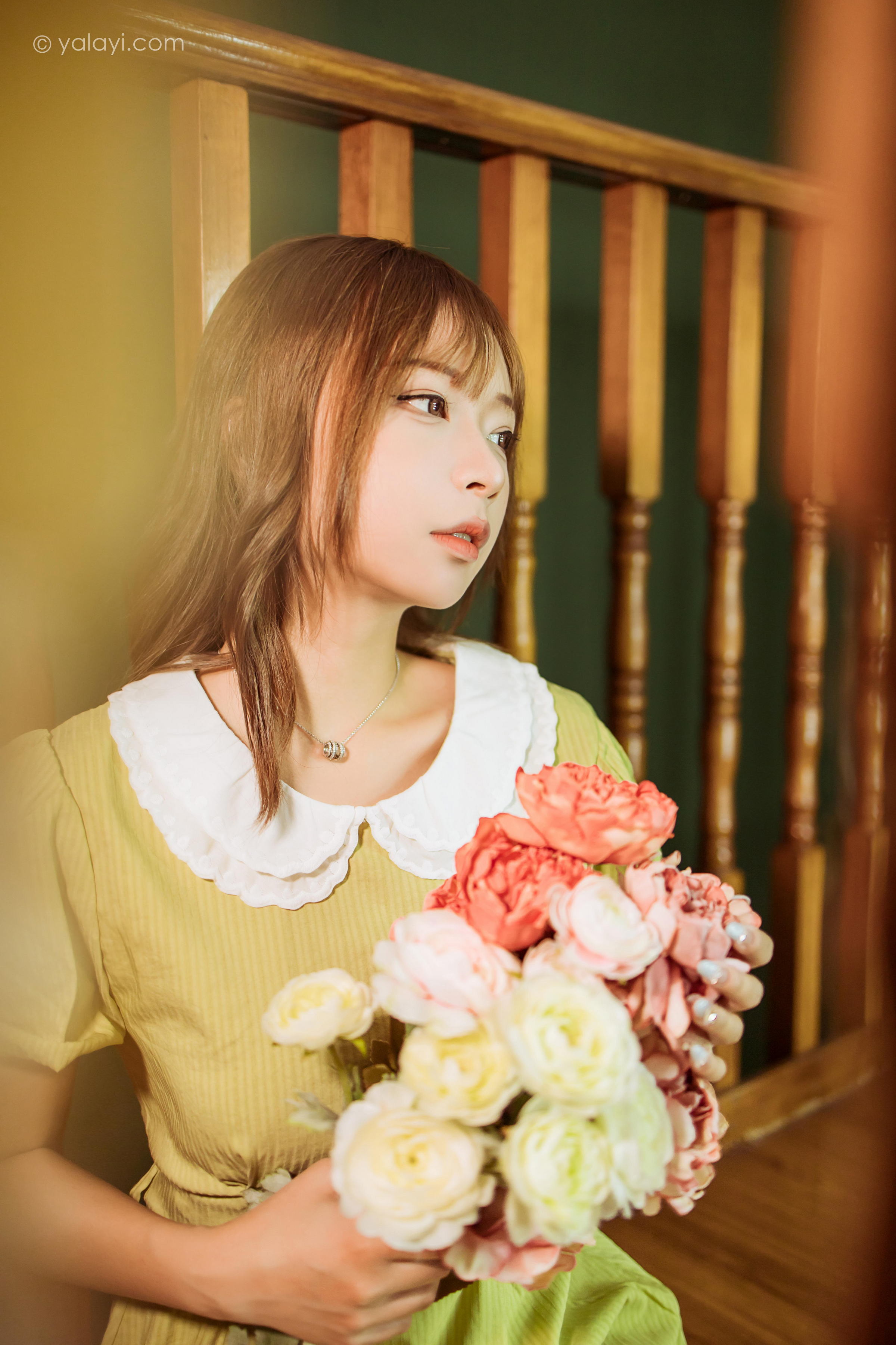 [YALAYI雅拉伊]2022.11.08 岁月 阿禾 淡黄色复古连衣裙居家清纯写真集第12张