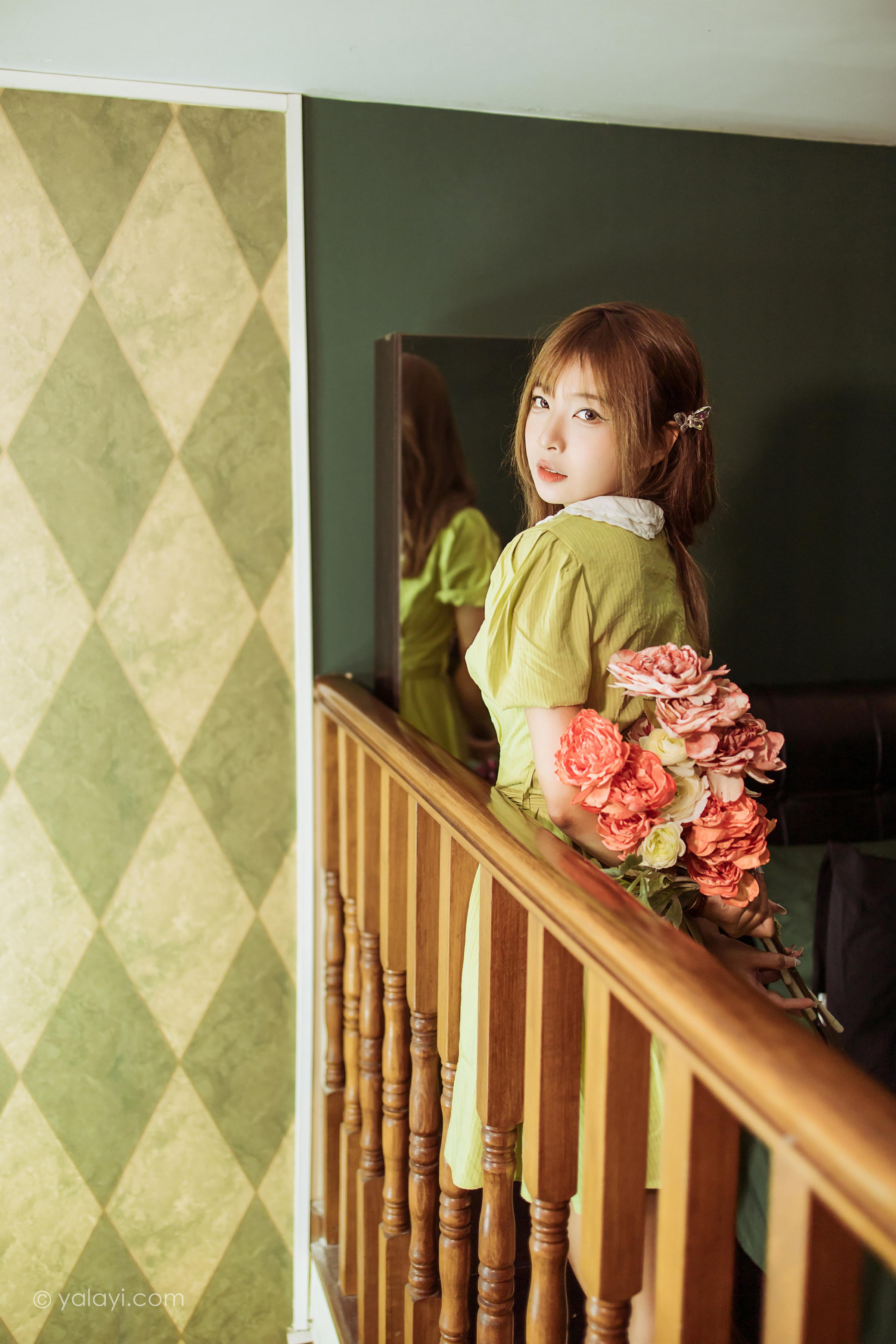 [YALAYI雅拉伊]2022.11.08 岁月 阿禾 淡黄色复古连衣裙居家清纯写真集第10张