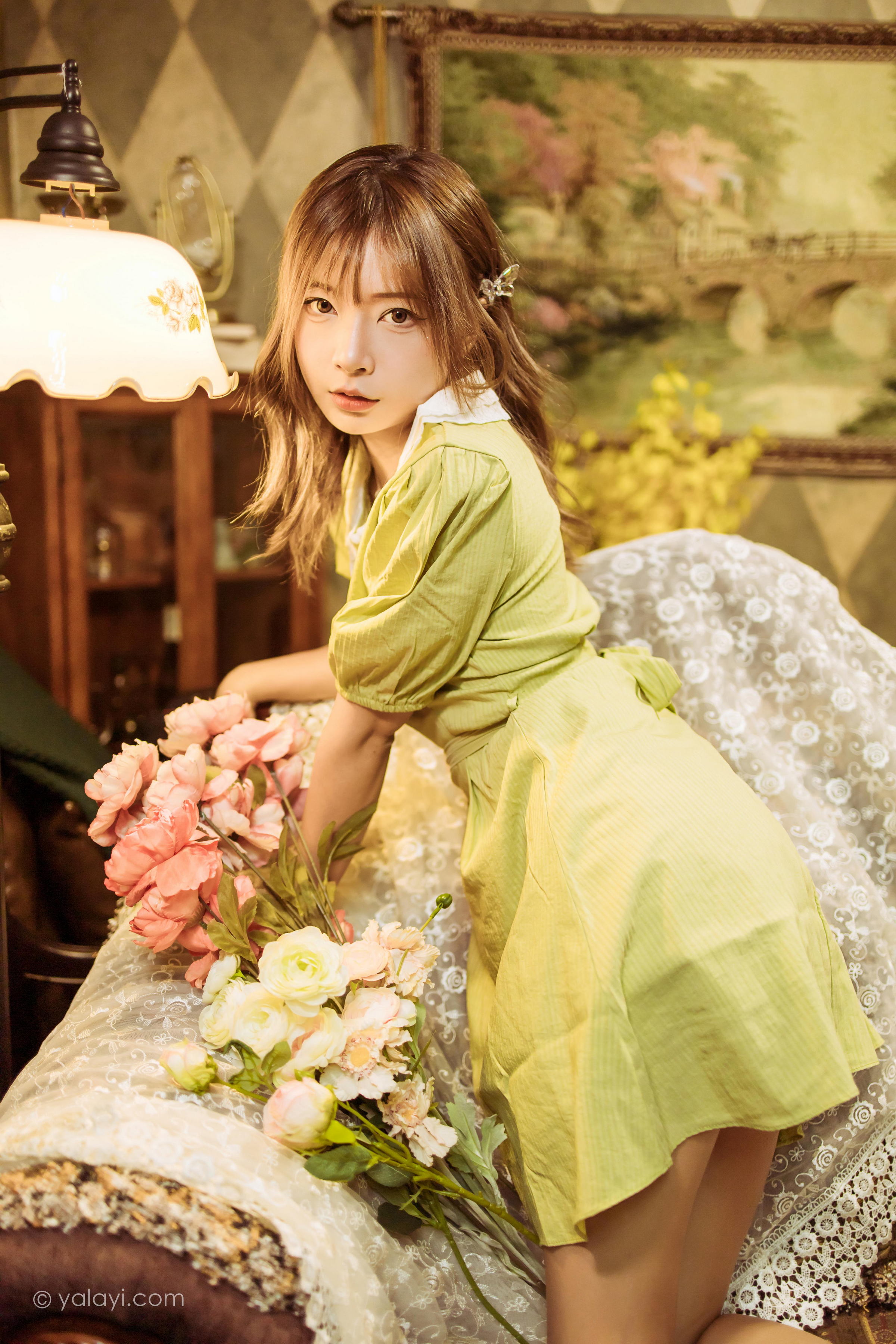 [YALAYI雅拉伊]2022.11.08 岁月 阿禾 淡黄色复古连衣裙居家清纯写真集第2张