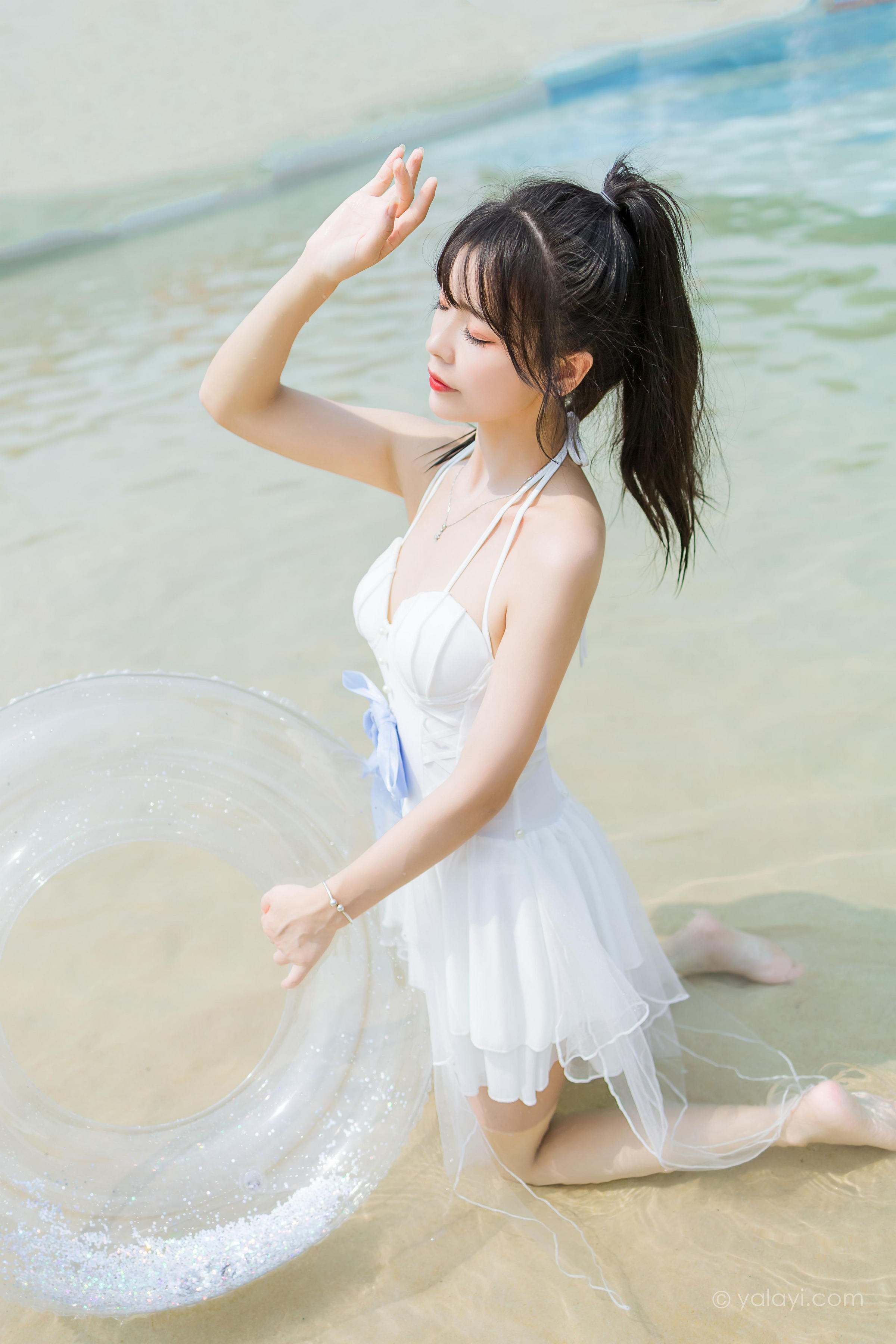 [YALAYI雅拉伊]2022.11.12 美人鱼 程小蝶 白色吊带比基尼泳装小短裙性感写真集第15张