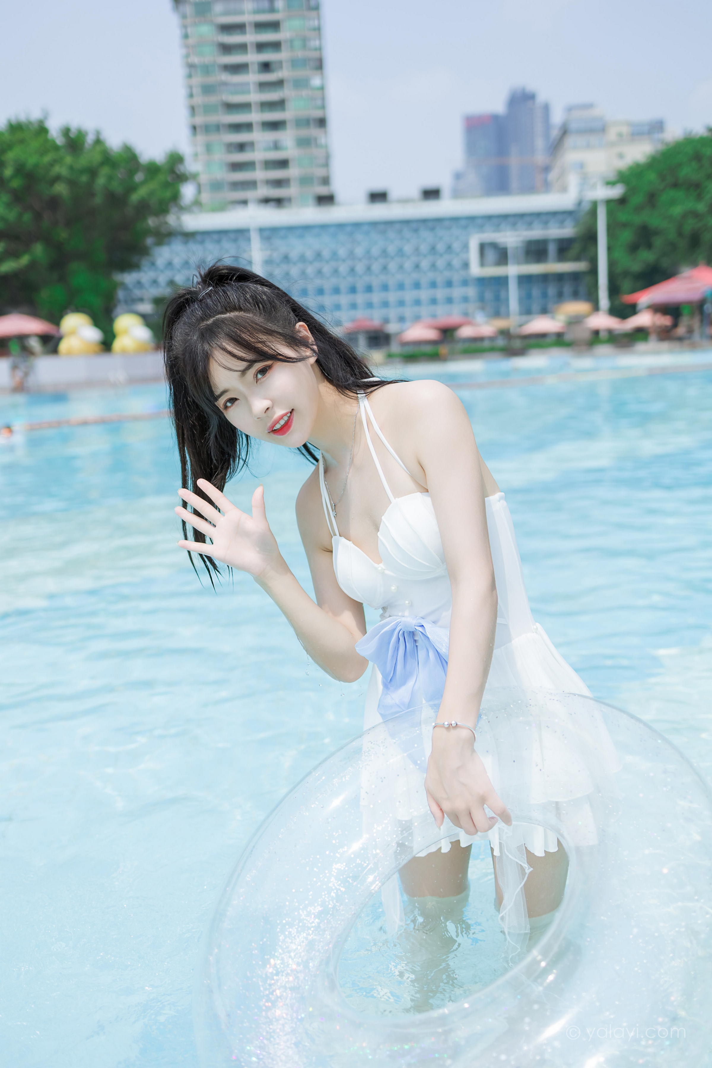 [YALAYI雅拉伊]2022.11.12 美人鱼 程小蝶 白色吊带比基尼泳装小短裙性感写真集第9张