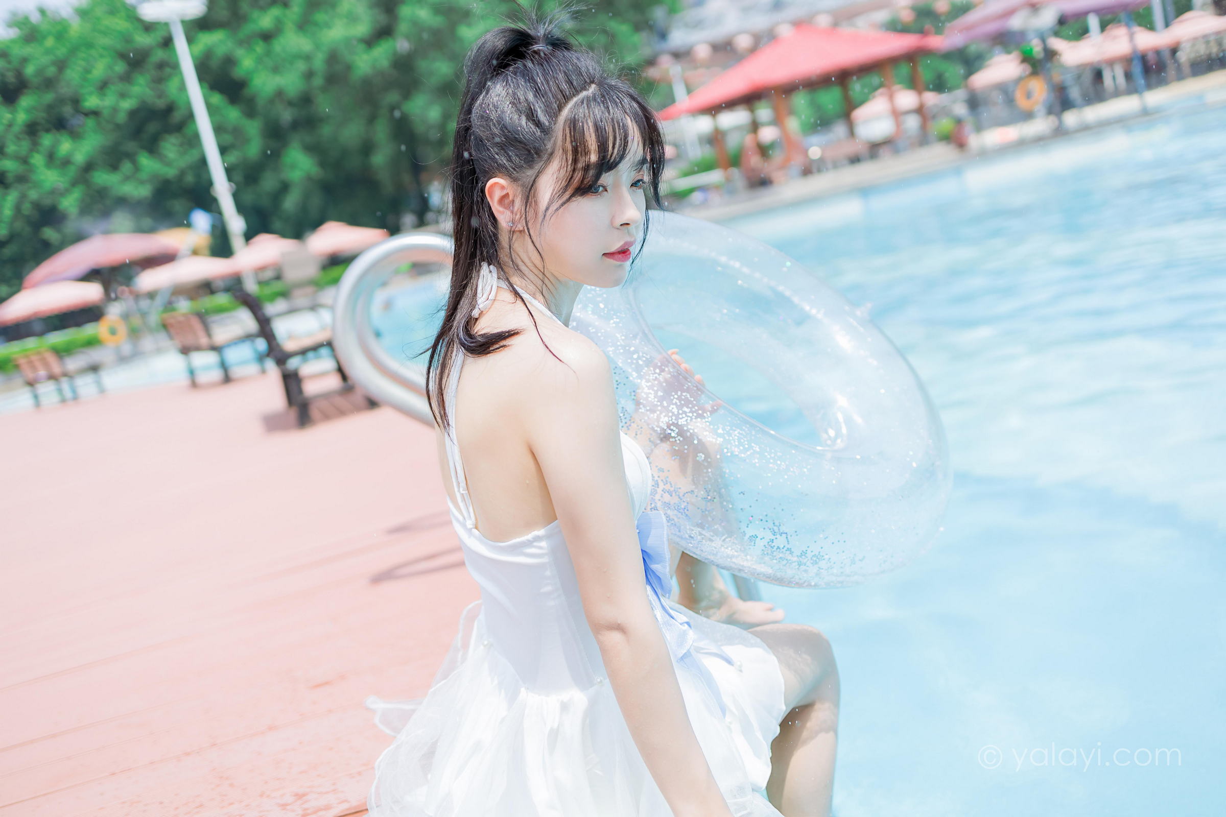 [YALAYI雅拉伊]2022.11.12 美人鱼 程小蝶 白色吊带比基尼泳装小短裙性感写真集第12张