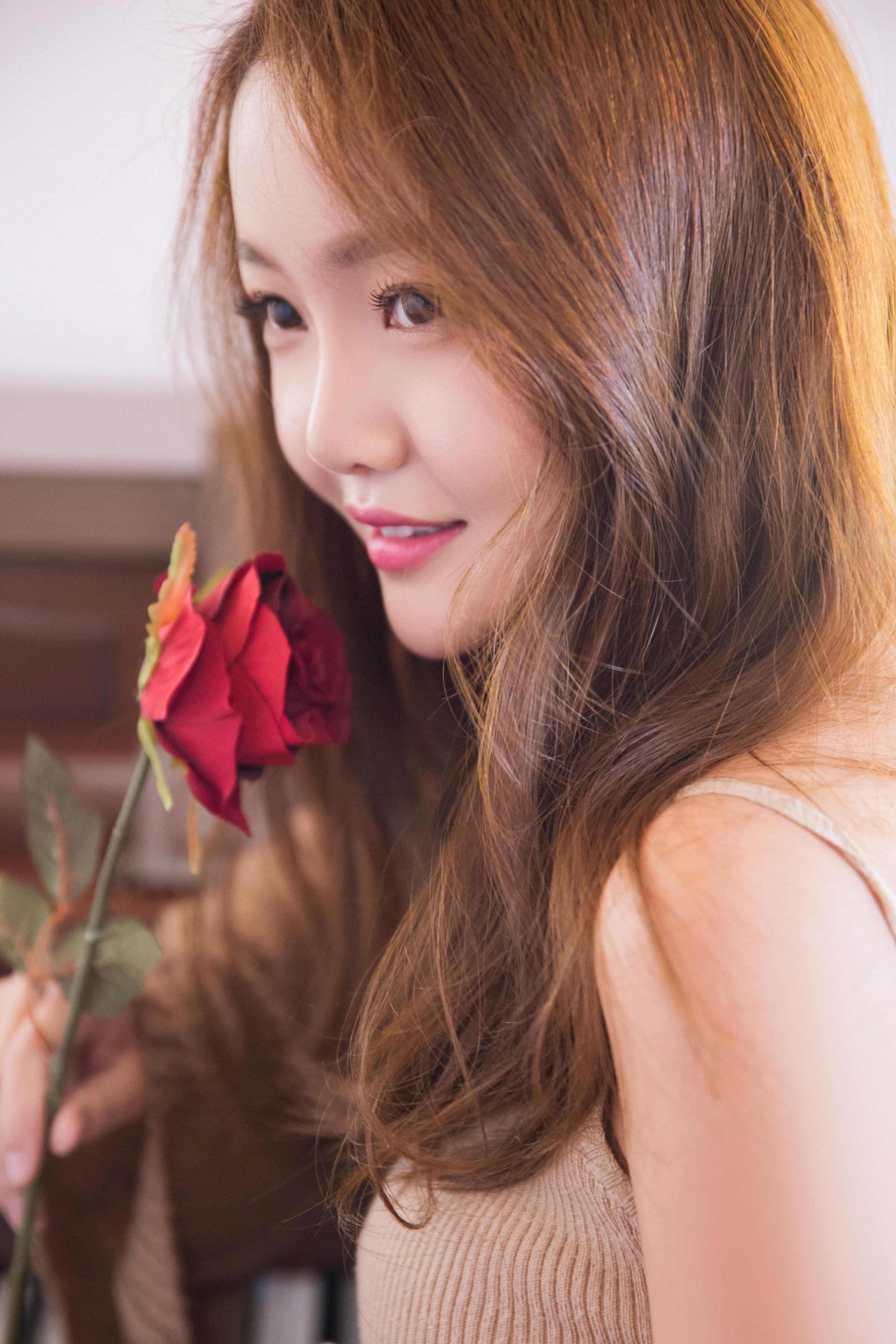 [YALAYI雅拉伊]2022.11.16 可爱的小美人儿 橙色外套加棕色吊带连衣裙居家清纯写真集第1张