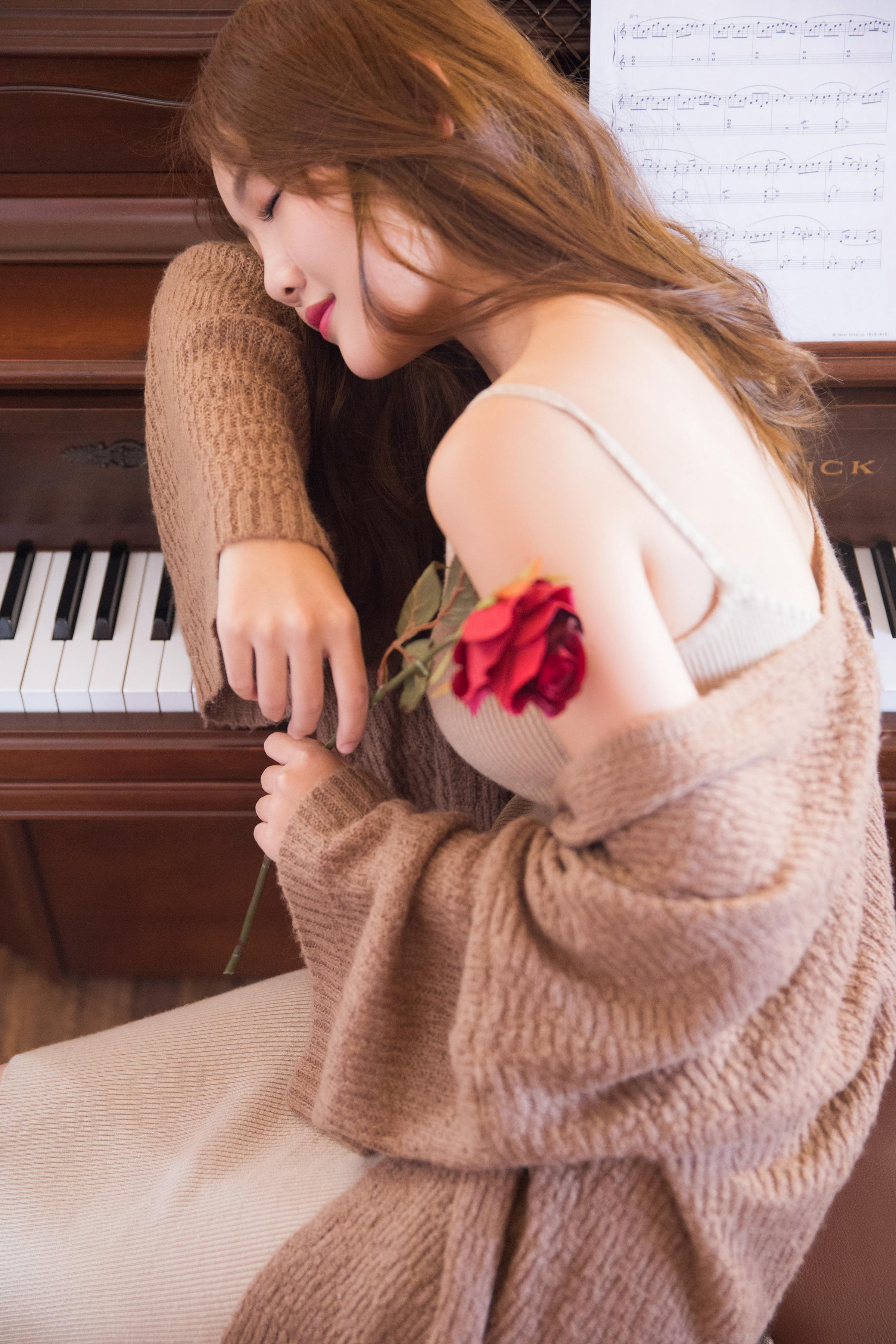 [YALAYI雅拉伊]2022.11.16 可爱的小美人儿 橙色外套加棕色吊带连衣裙居家清纯写真集第8张