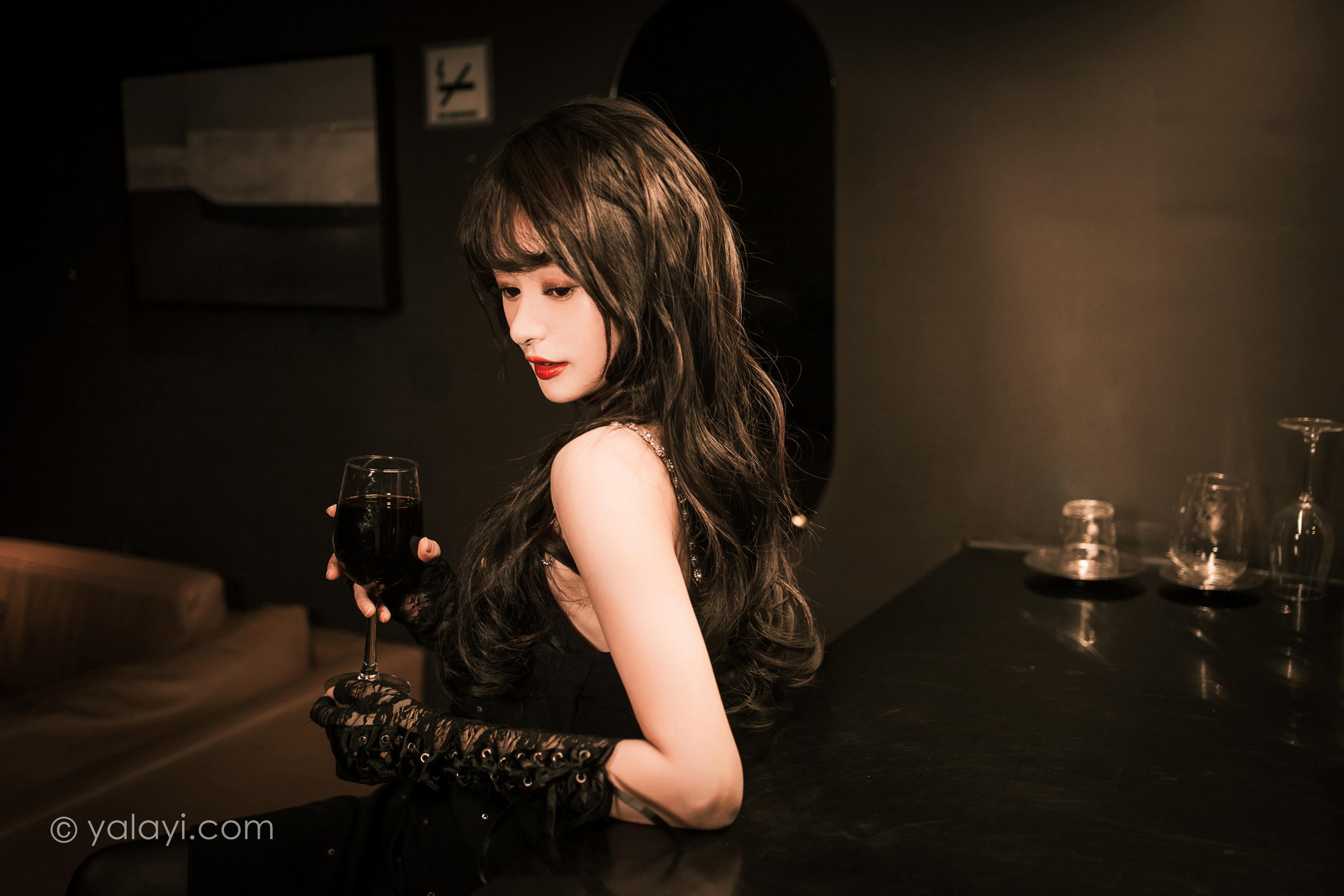 [YALAYI雅拉伊]2022.11.22 一丝忧郁 小亭 黑色吊带连衣裙加黑丝美腿性感复古写真集第4张