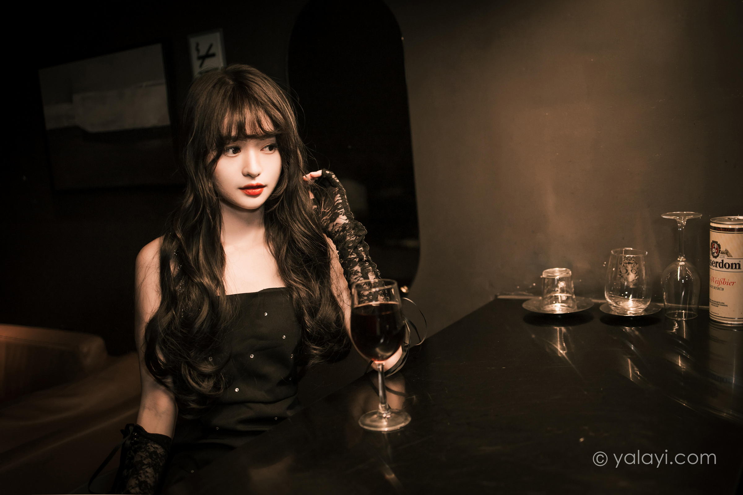 [YALAYI雅拉伊]2022.11.22 一丝忧郁 小亭 黑色吊带连衣裙加黑丝美腿性感复古写真集第8张