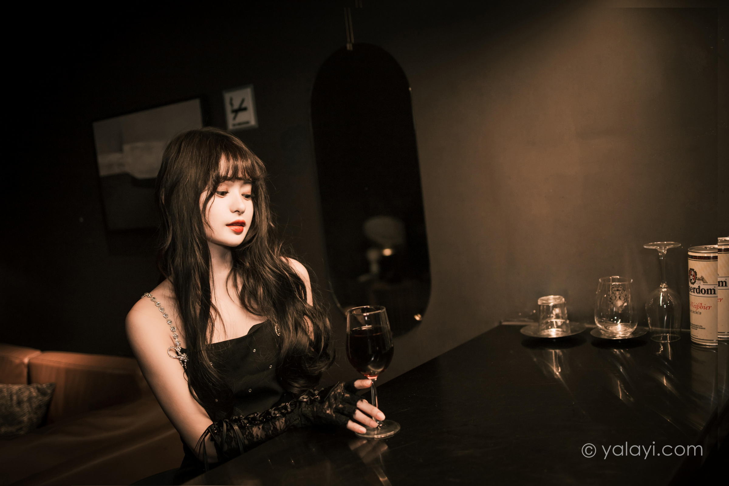 [YALAYI雅拉伊]2022.11.22 一丝忧郁 小亭 黑色吊带连衣裙加黑丝美腿性感复古写真集第5张