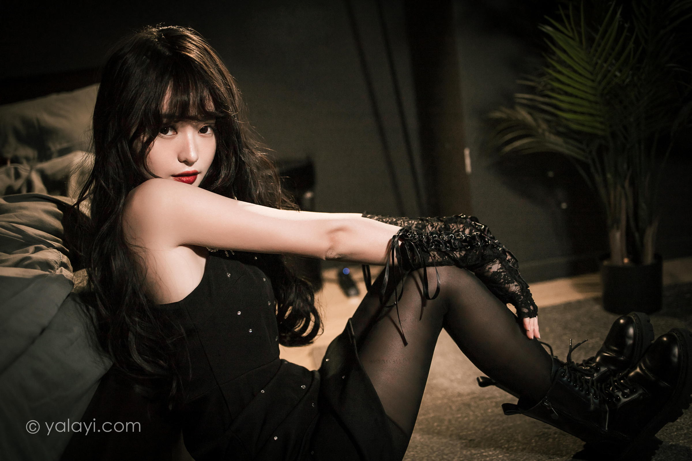 [YALAYI雅拉伊]2022.11.22 一丝忧郁 小亭 黑色吊带连衣裙加黑丝美腿性感复古写真集第10张