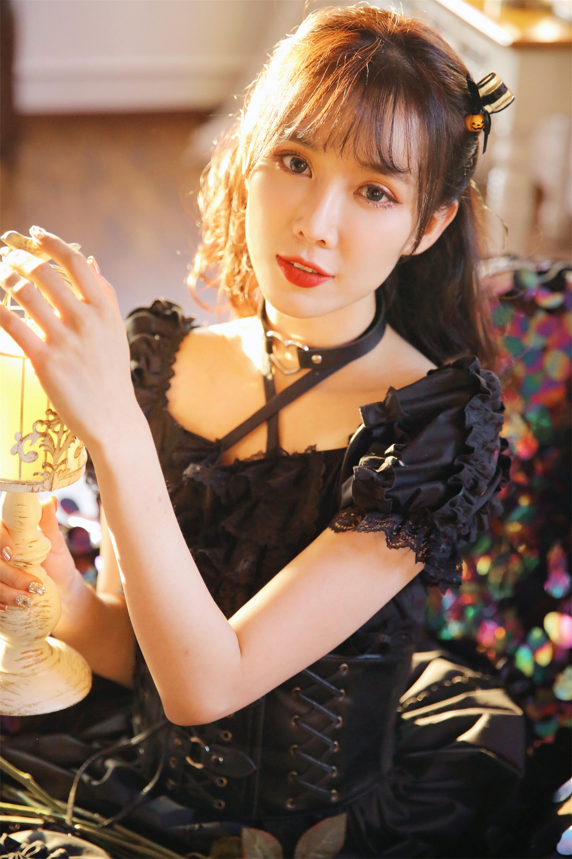 [YALAYI雅拉伊]2022.11.26 性感小妖精 黑色塑身蕾丝连衣裙复古私房写真集第3张