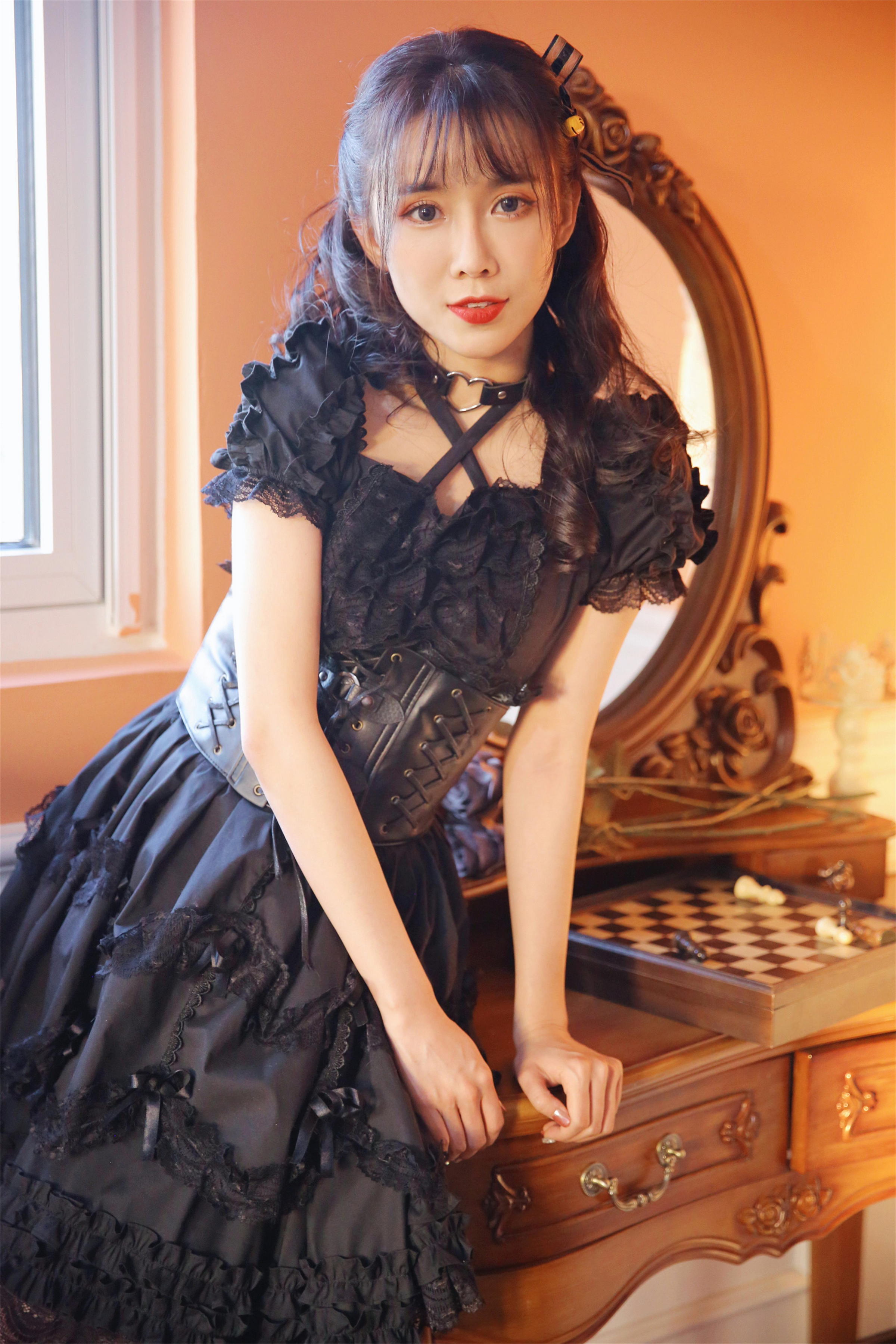 [YALAYI雅拉伊]2022.11.26 性感小妖精 黑色塑身蕾丝连衣裙复古私房写真集第7张